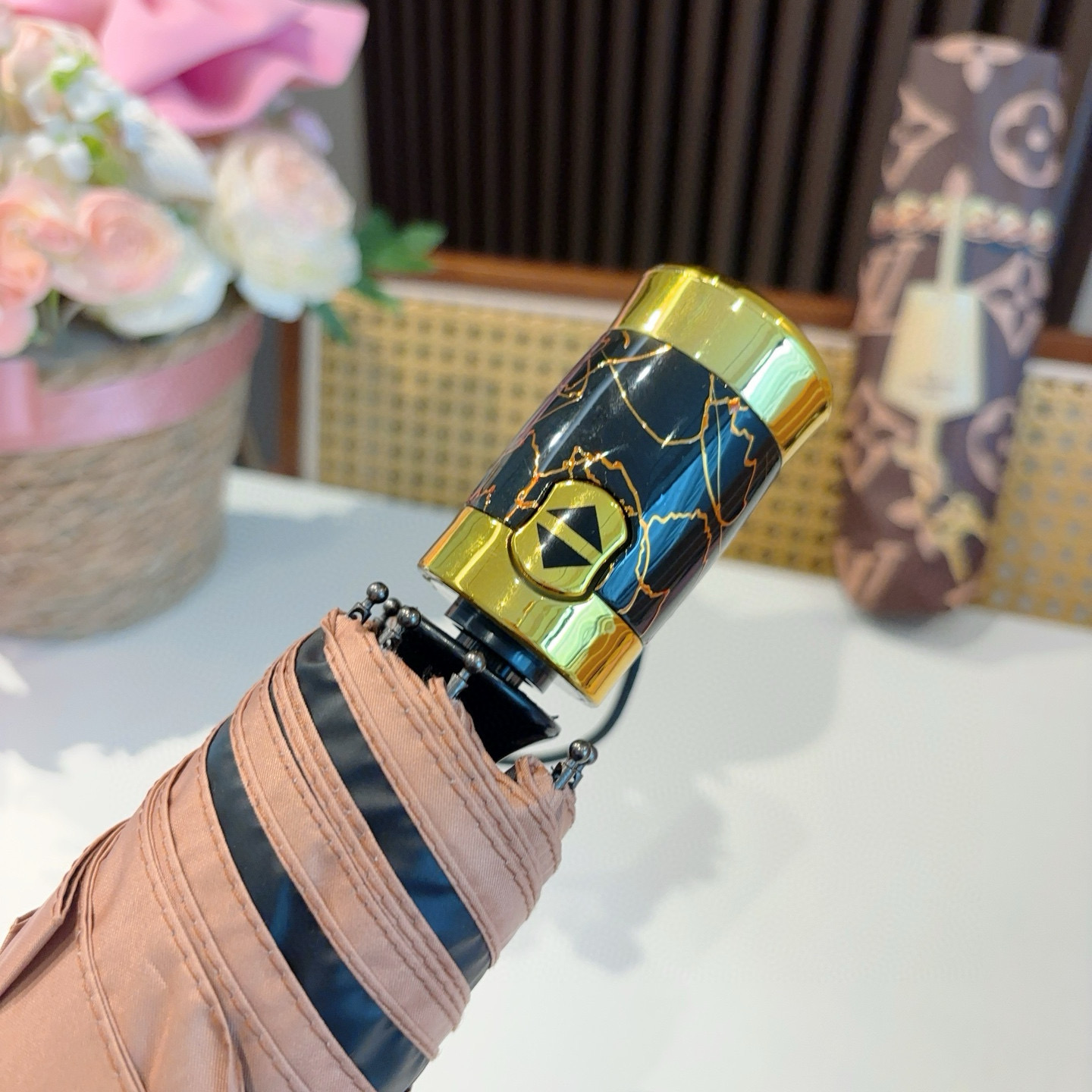  LOUIS VUITTON （路易威登）经典链条 ⛓️ 三折自动折叠晴雨伞 新涂层技术深色伞面 拥有令