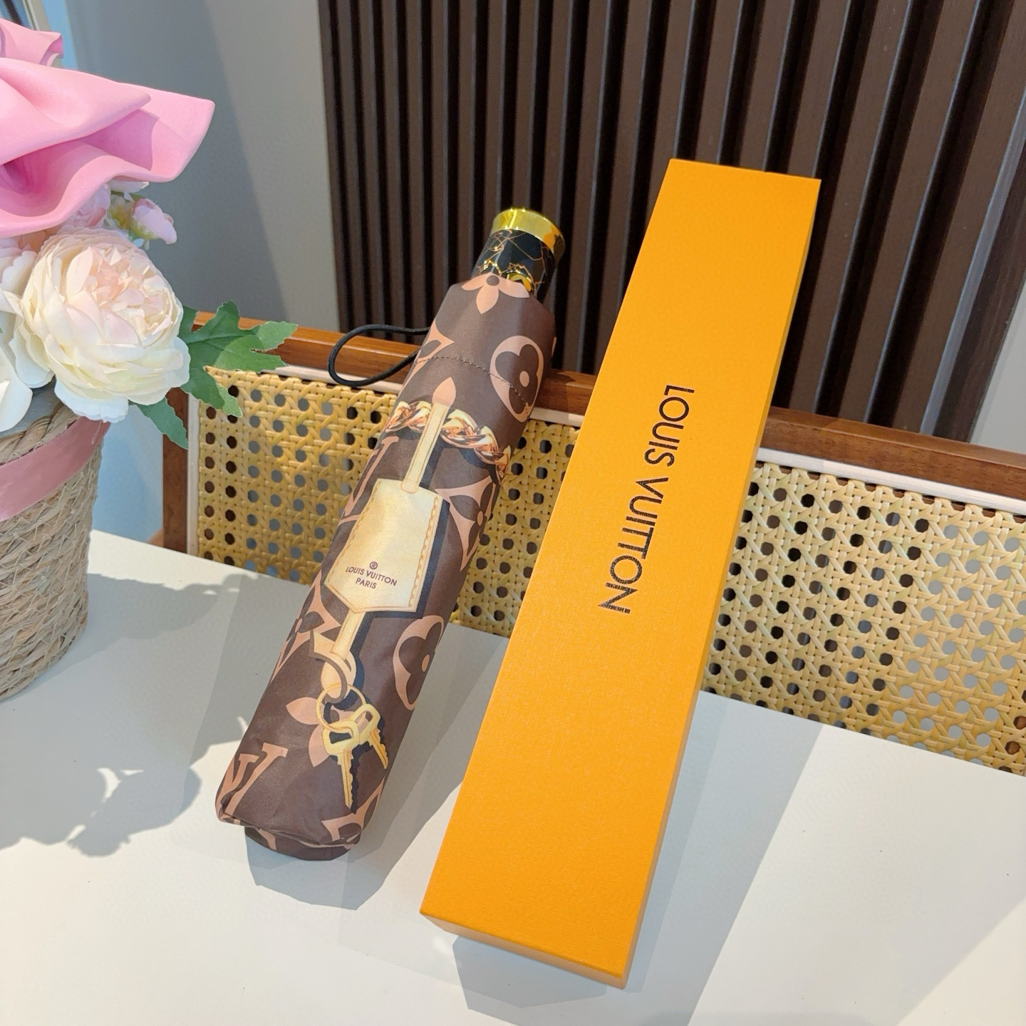  LOUIS VUITTON （路易威登）经典链条 ⛓️ 三折自动折叠晴雨伞 新涂层技术深色伞面 拥有令