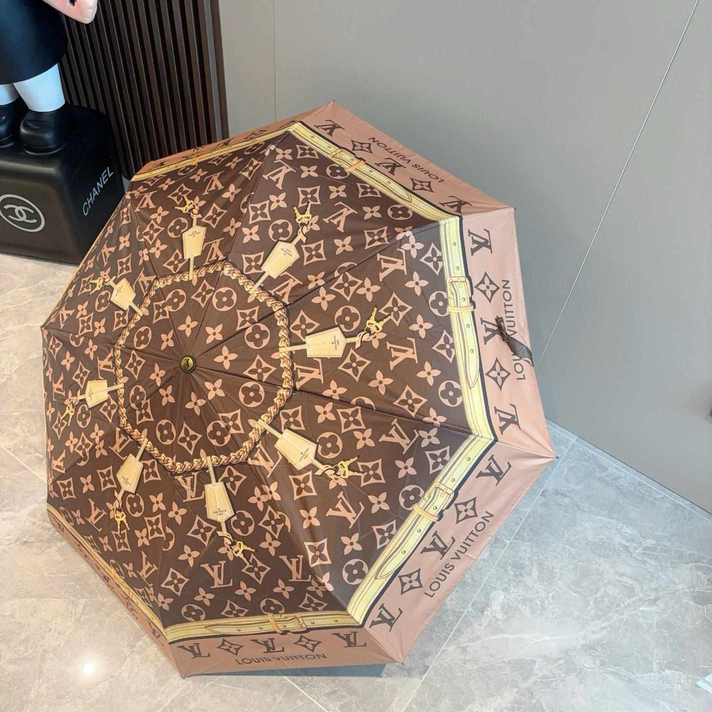  LOUIS VUITTON （路易威登）经典链条 ⛓️ 三折自动折叠晴雨伞 新涂层技术深色伞面 拥有令