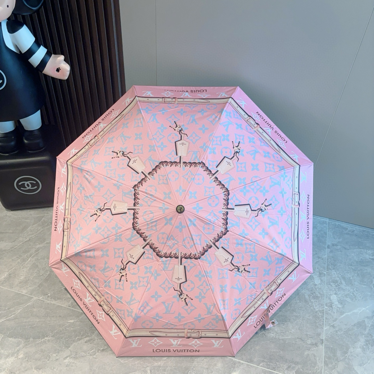  LOUIS VUITTON （路易威登）经典链条 ⛓️ 三折自动折叠晴雨伞 新涂层技术深色伞面 拥有令