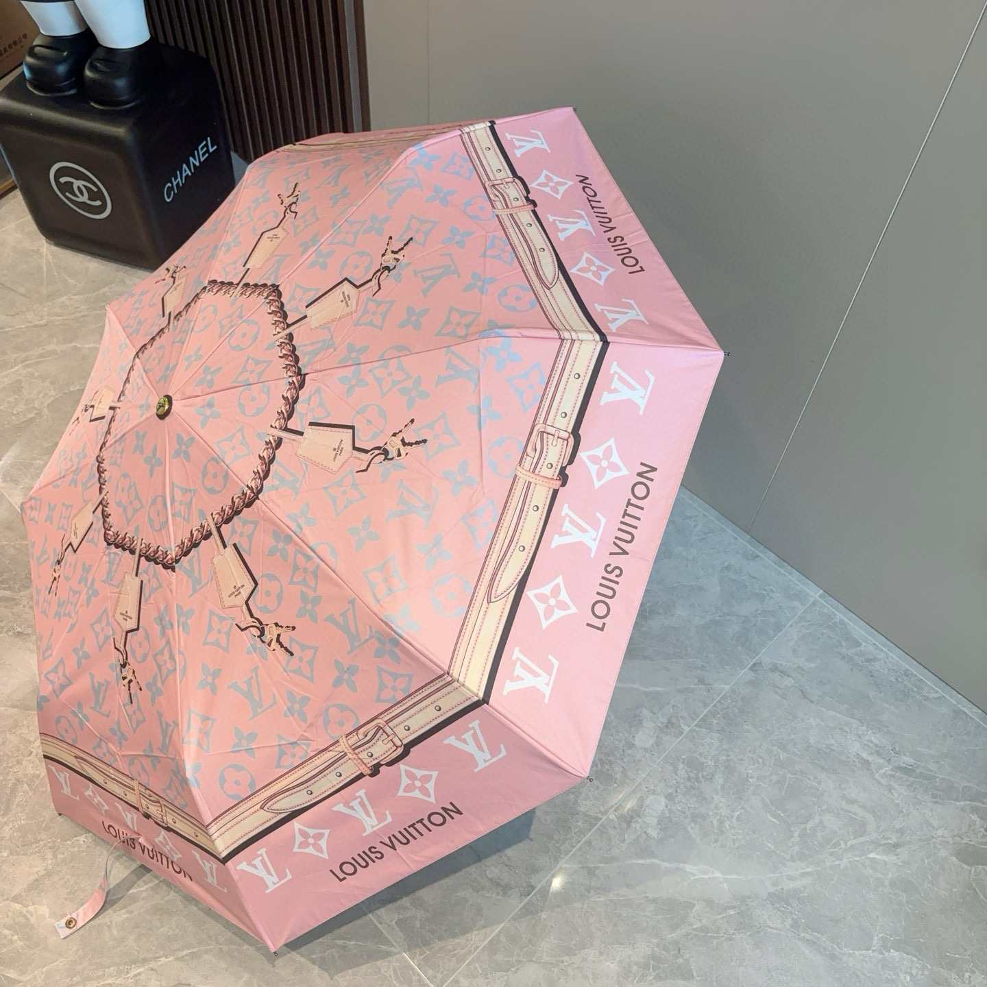  LOUIS VUITTON （路易威登）经典链条 ⛓️ 三折自动折叠晴雨伞 新涂层技术深色伞面 拥有令