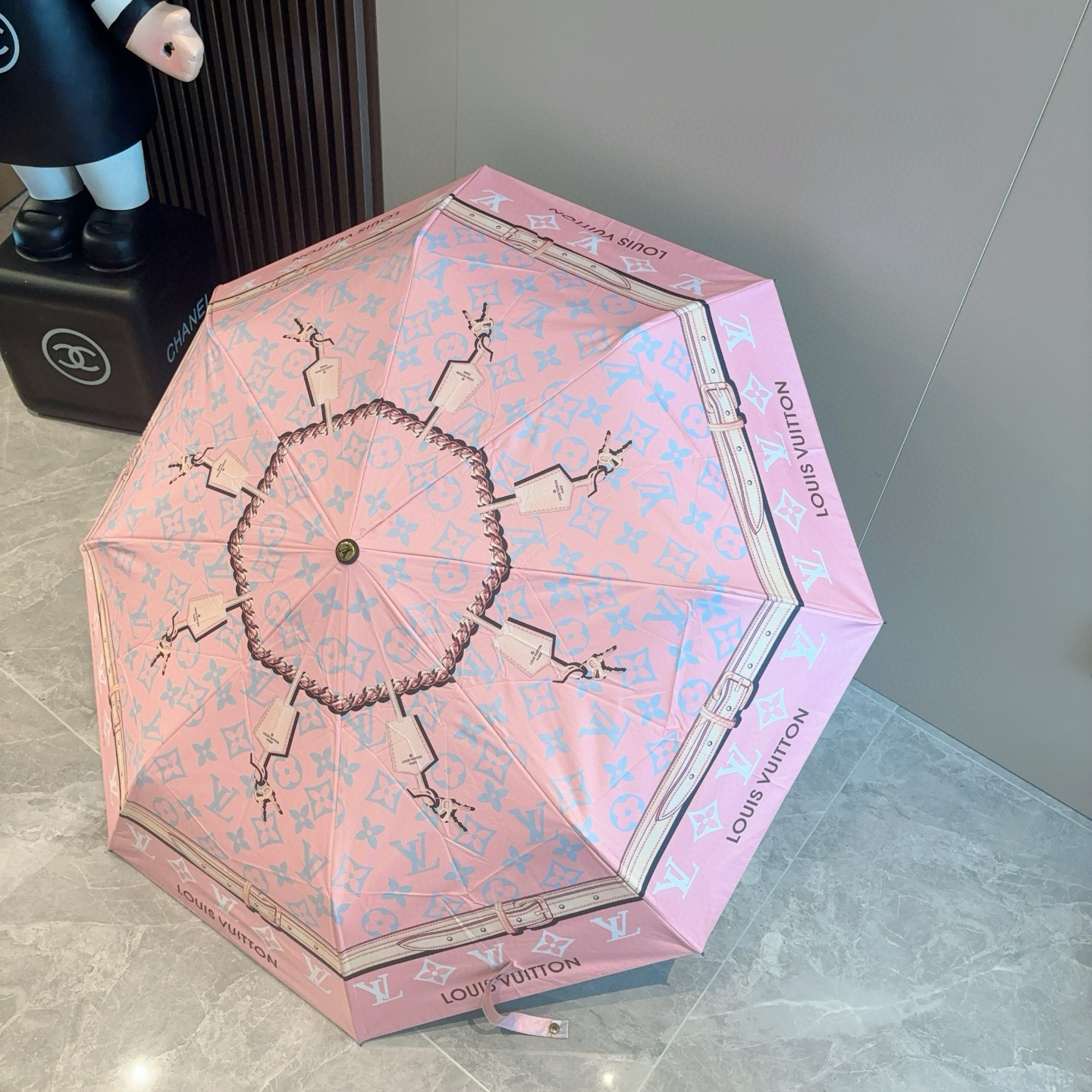  LOUIS VUITTON （路易威登）经典链条 ⛓️ 三折自动折叠晴雨伞 新涂层技术深色伞面 拥有令