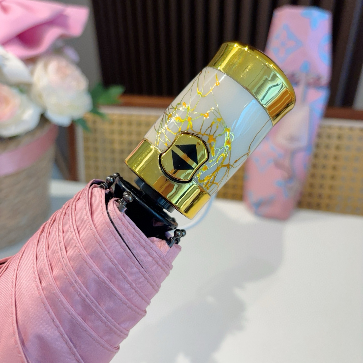  LOUIS VUITTON （路易威登）经典链条 ⛓️ 三折自动折叠晴雨伞 新涂层技术深色伞面 拥有令