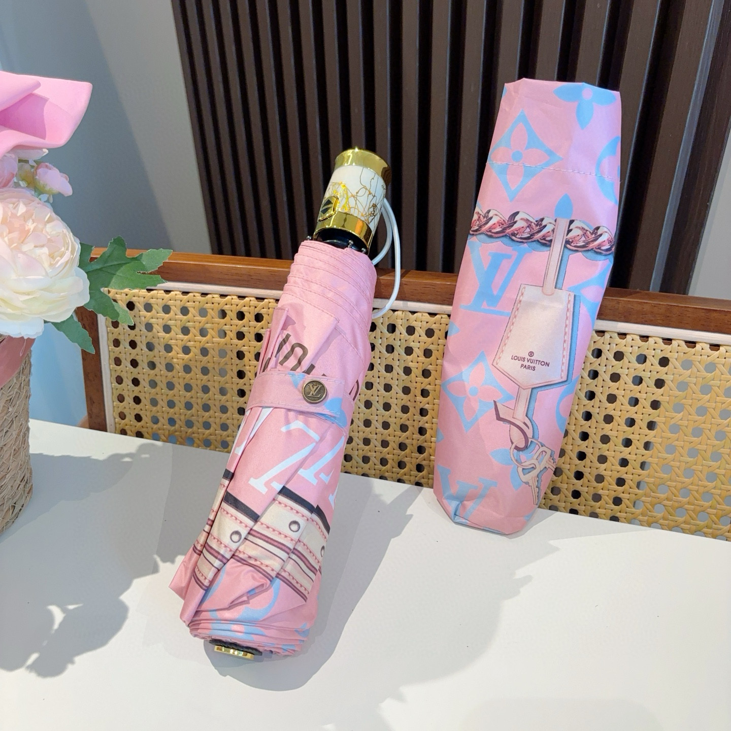  LOUIS VUITTON （路易威登）经典链条 ⛓️ 三折自动折叠晴雨伞 新涂层技术深色伞面 拥有令
