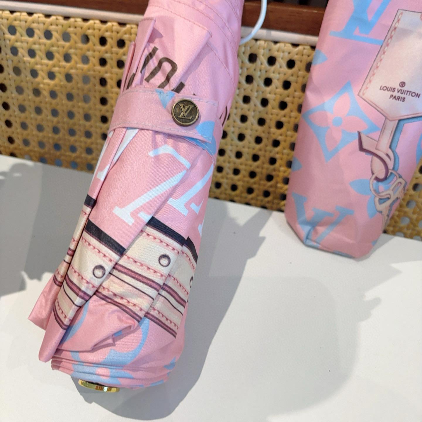  LOUIS VUITTON （路易威登）经典链条 ⛓️ 三折自动折叠晴雨伞 新涂层技术深色伞面 拥有令