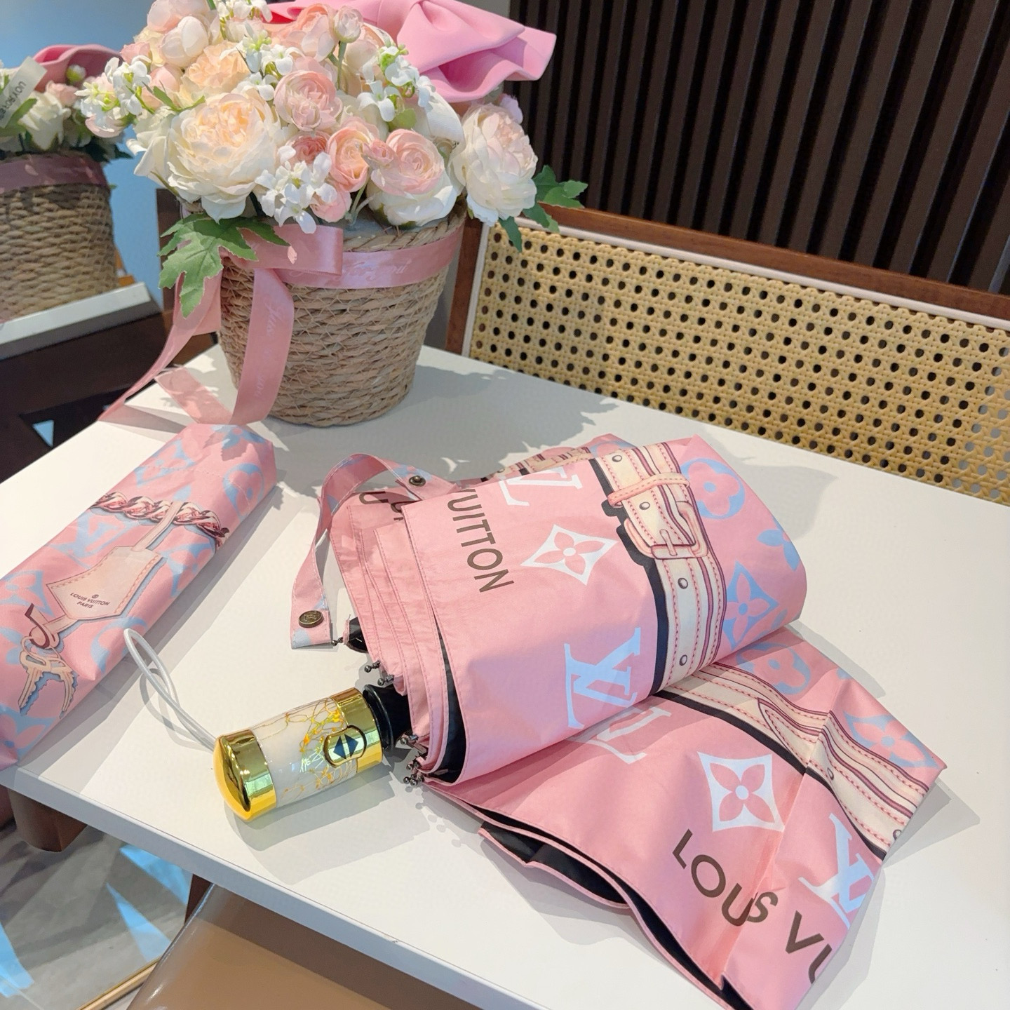  LOUIS VUITTON （路易威登）经典链条 ⛓️ 三折自动折叠晴雨伞 新涂层技术深色伞面 拥有令