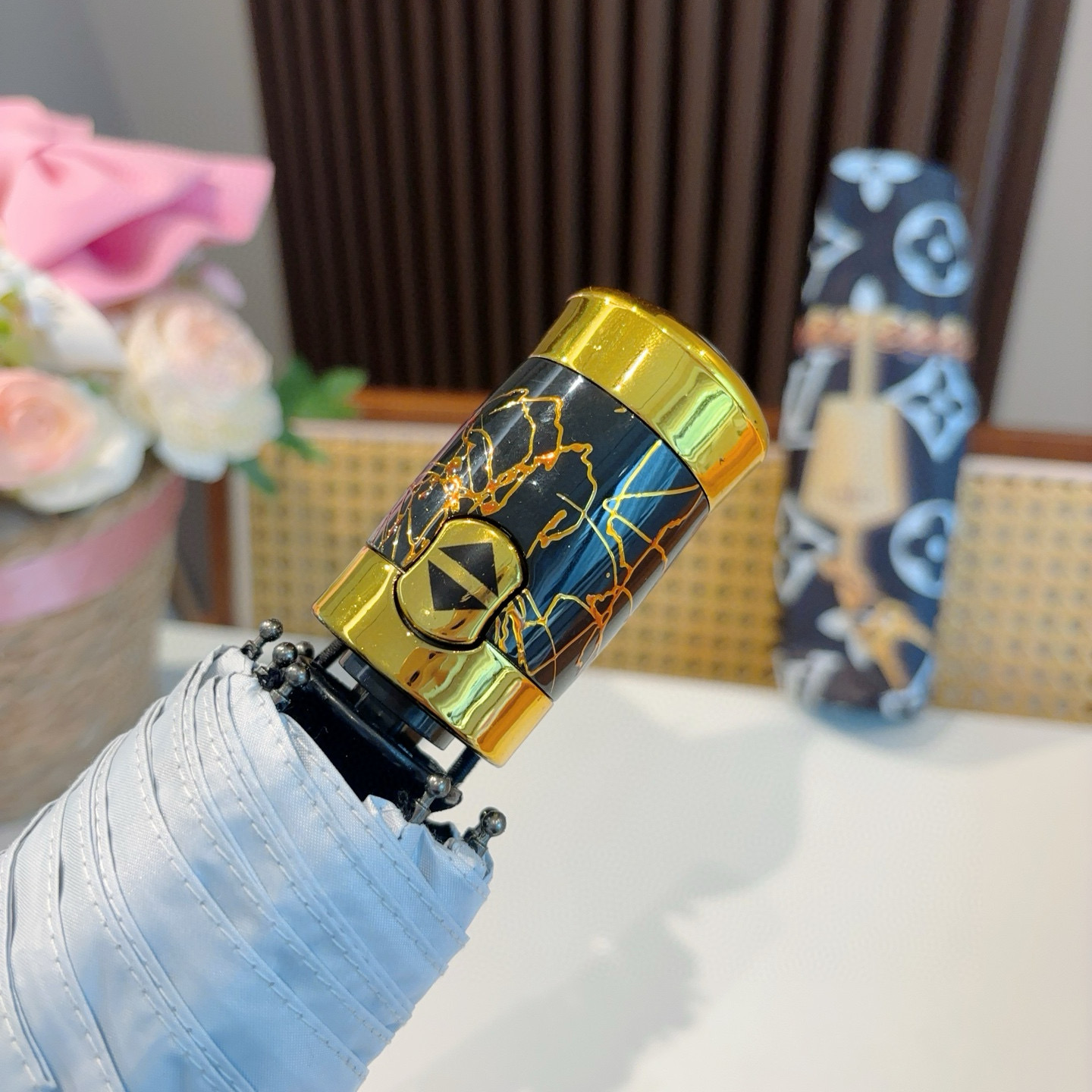  LOUIS VUITTON （路易威登）经典链条 ⛓️ 三折自动折叠晴雨伞 新涂层技术深色伞面 拥有令