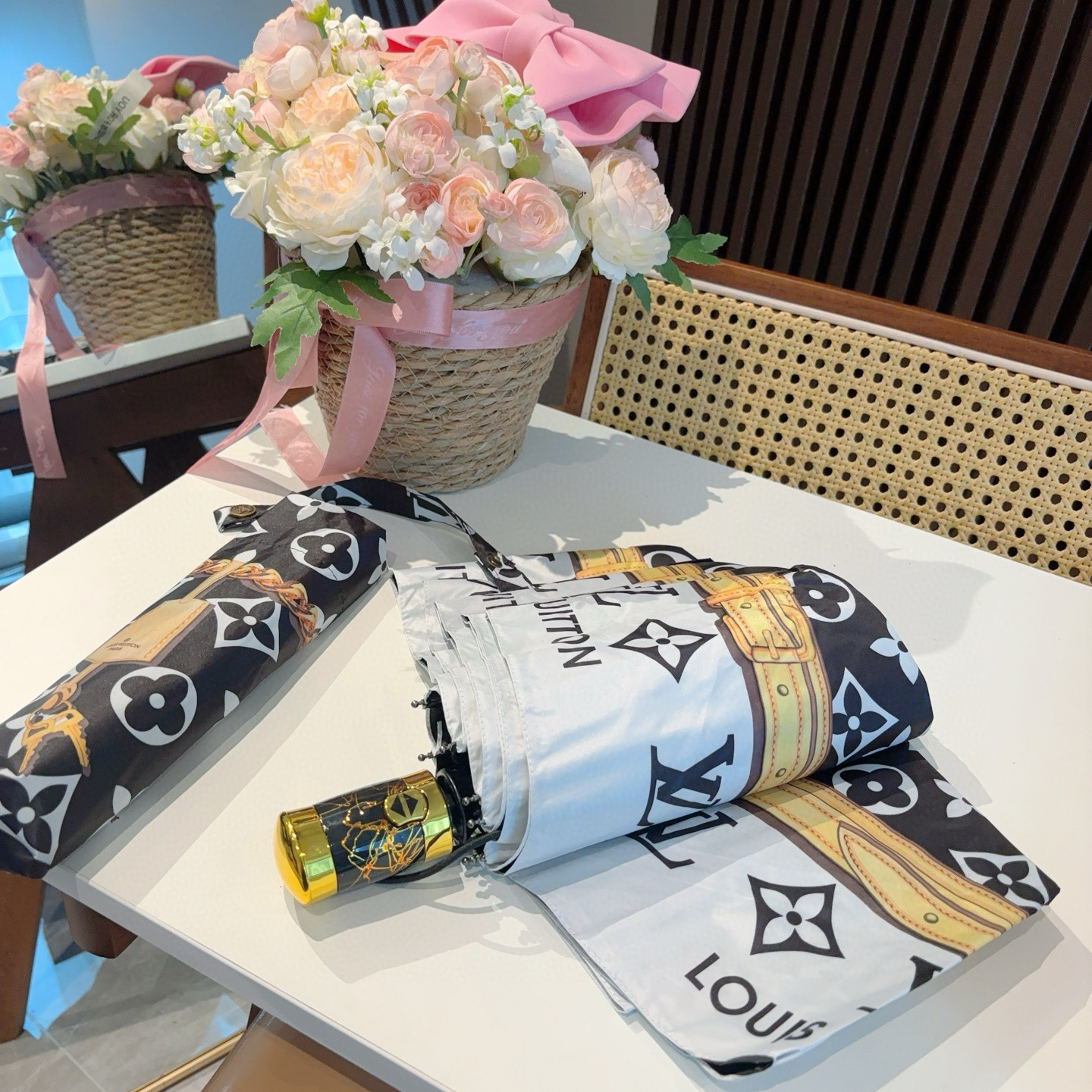  LOUIS VUITTON （路易威登）经典链条 ⛓️ 三折自动折叠晴雨伞 新涂层技术深色伞面 拥有令