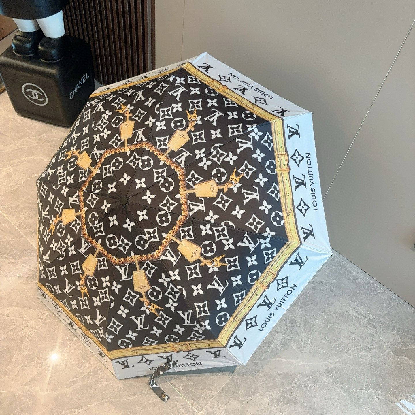  LOUIS VUITTON （路易威登）经典链条 ⛓️ 三折自动折叠晴雨伞 新涂层技术深色伞面 拥有令