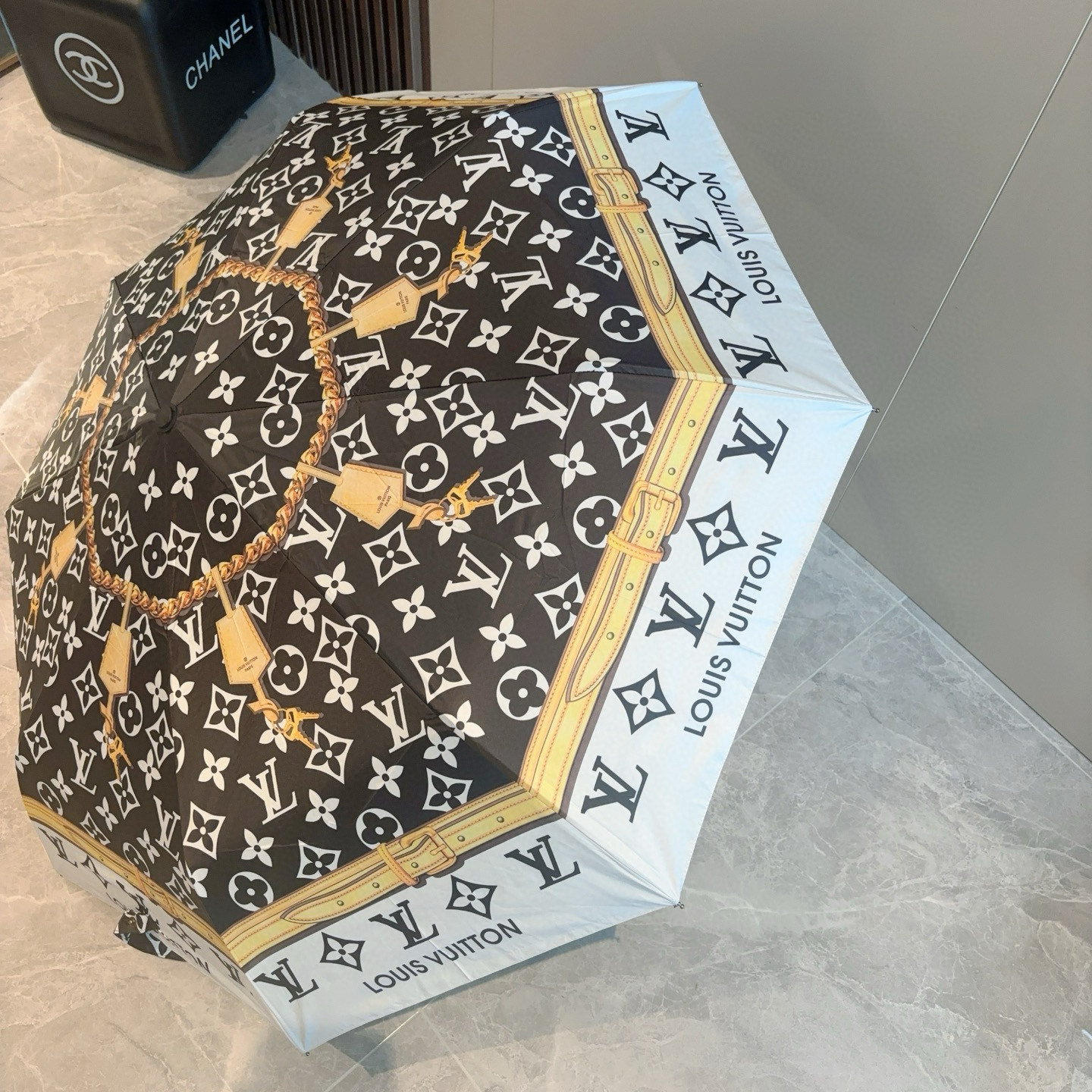  LOUIS VUITTON （路易威登）经典链条 ⛓️ 三折自动折叠晴雨伞 新涂层技术深色伞面 拥有令