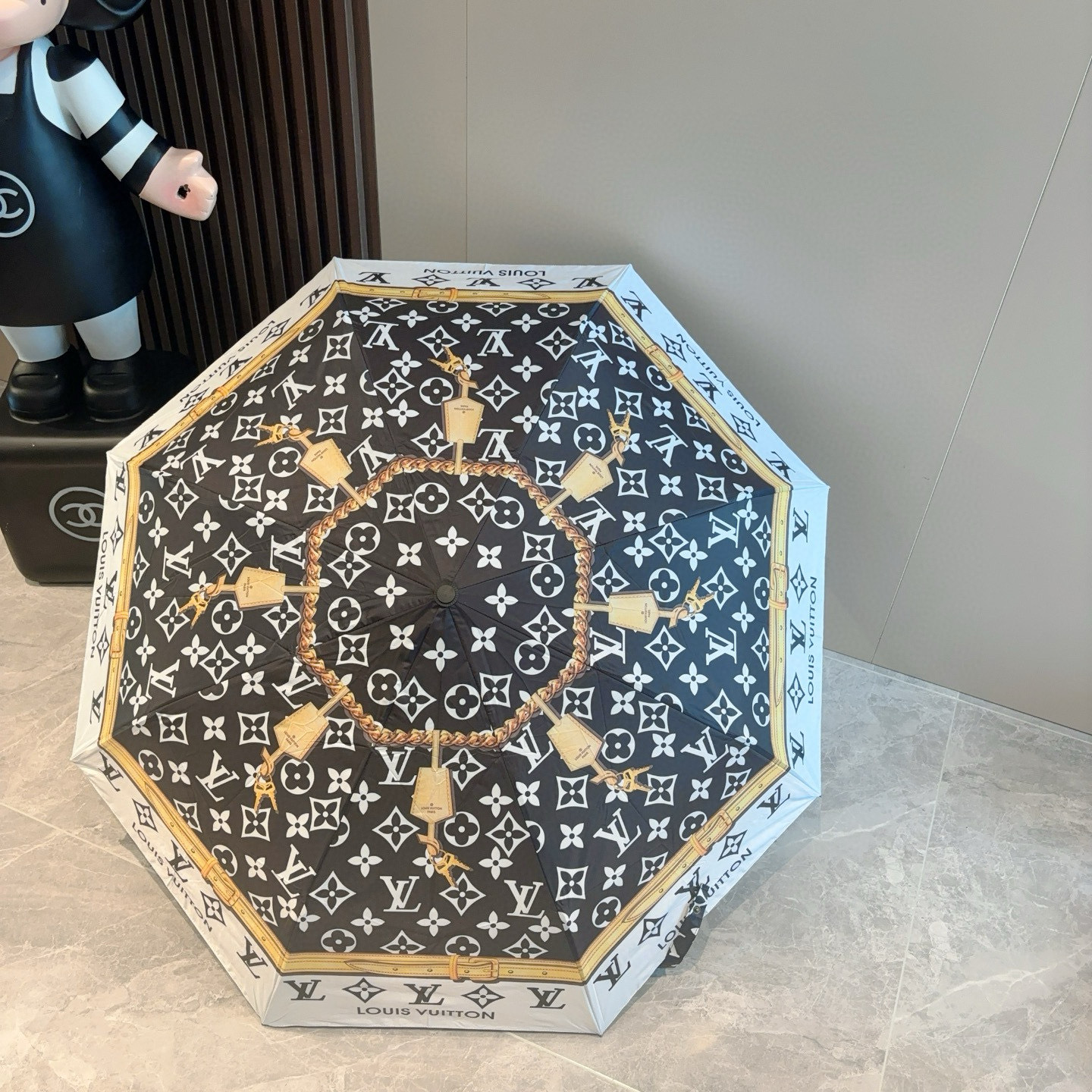  LOUIS VUITTON （路易威登）经典链条 ⛓️ 三折自动折叠晴雨伞 新涂层技术深色伞面 拥有令