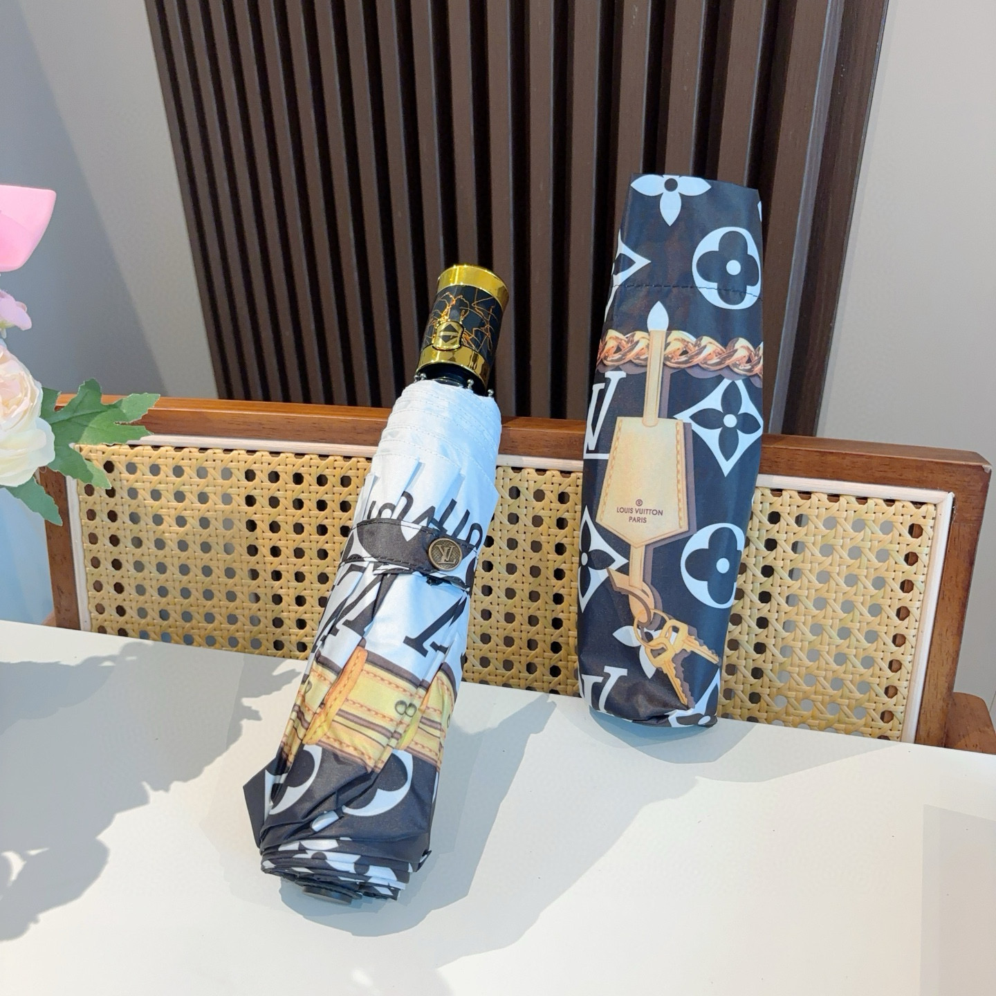  LOUIS VUITTON （路易威登）经典链条 ⛓️ 三折自动折叠晴雨伞 新涂层技术深色伞面 拥有令