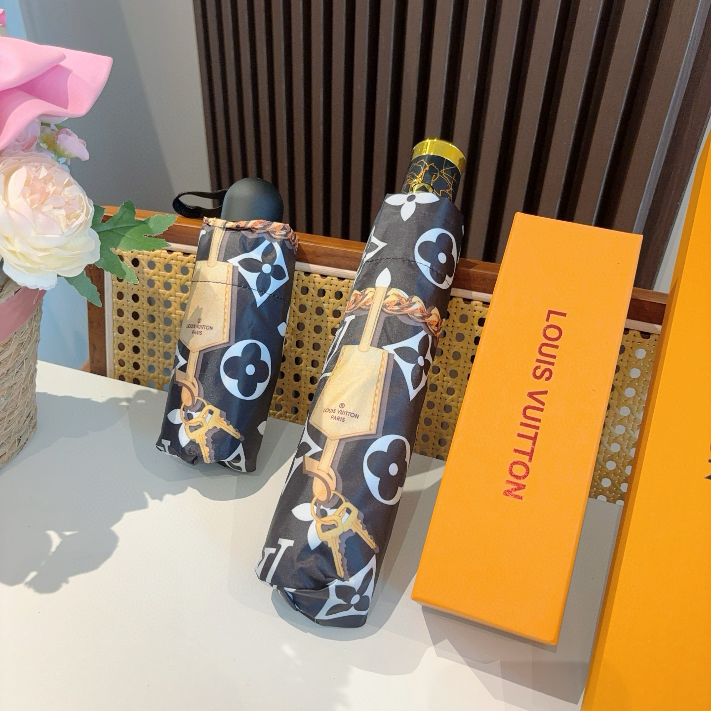  LOUIS VUITTON （路易威登）经典链条 ⛓️ 三折自动折叠晴雨伞 新涂层技术深色伞面 拥有令