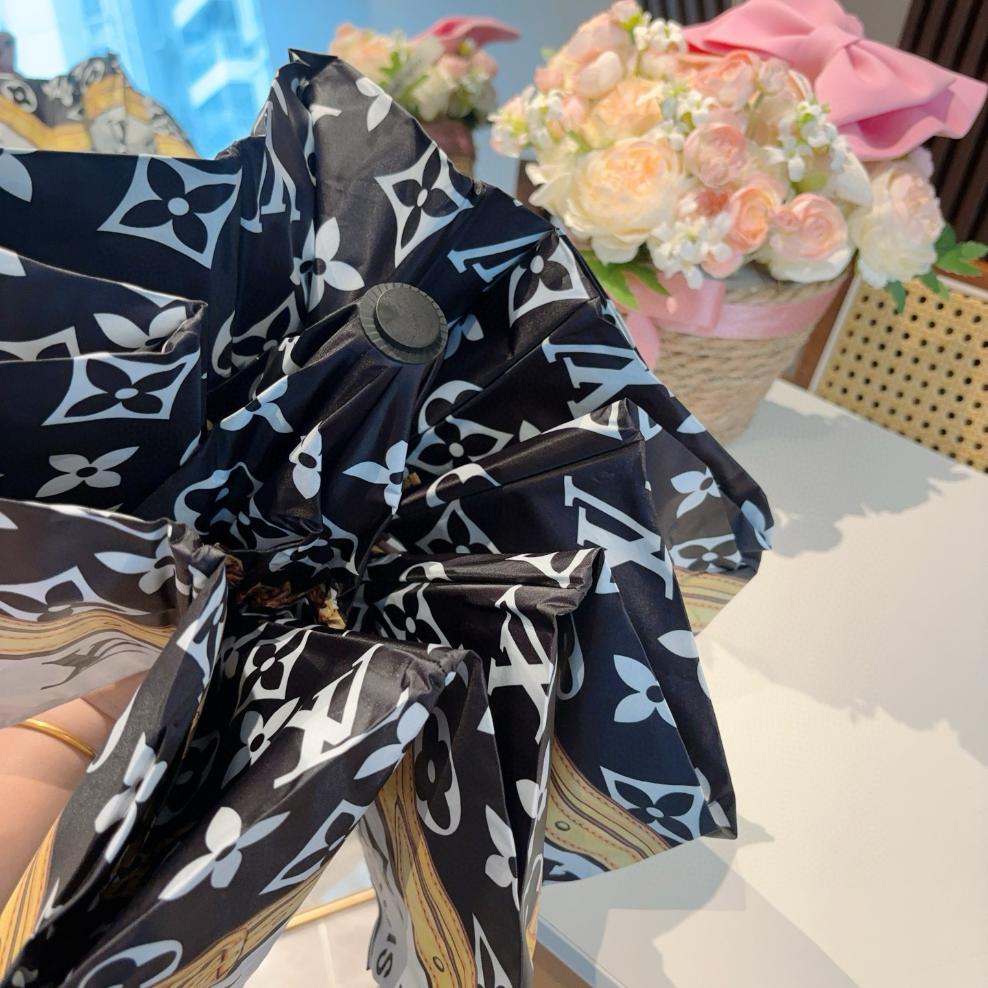  LOUIS VUITTON （路易威登）经典链条 ⛓️ 三折自动折叠晴雨伞 新涂层技术深色伞面 拥有令