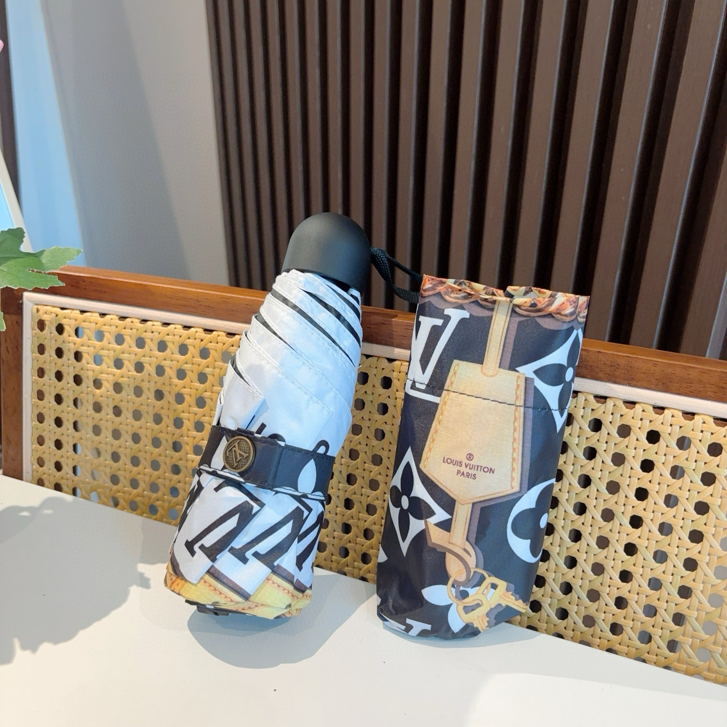  LOUIS VUITTON（路易威登）经典链条⛓️五折伞 热卖款 时尚指数爆表 不论晴天雨天使用都相得