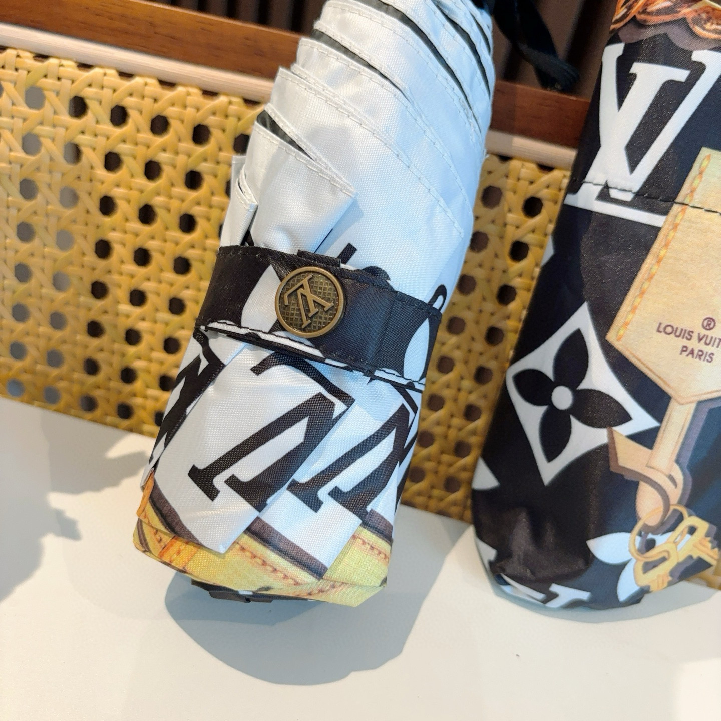  LOUIS VUITTON（路易威登）经典链条⛓️五折伞 热卖款 时尚指数爆表 不论晴天雨天使用都相得