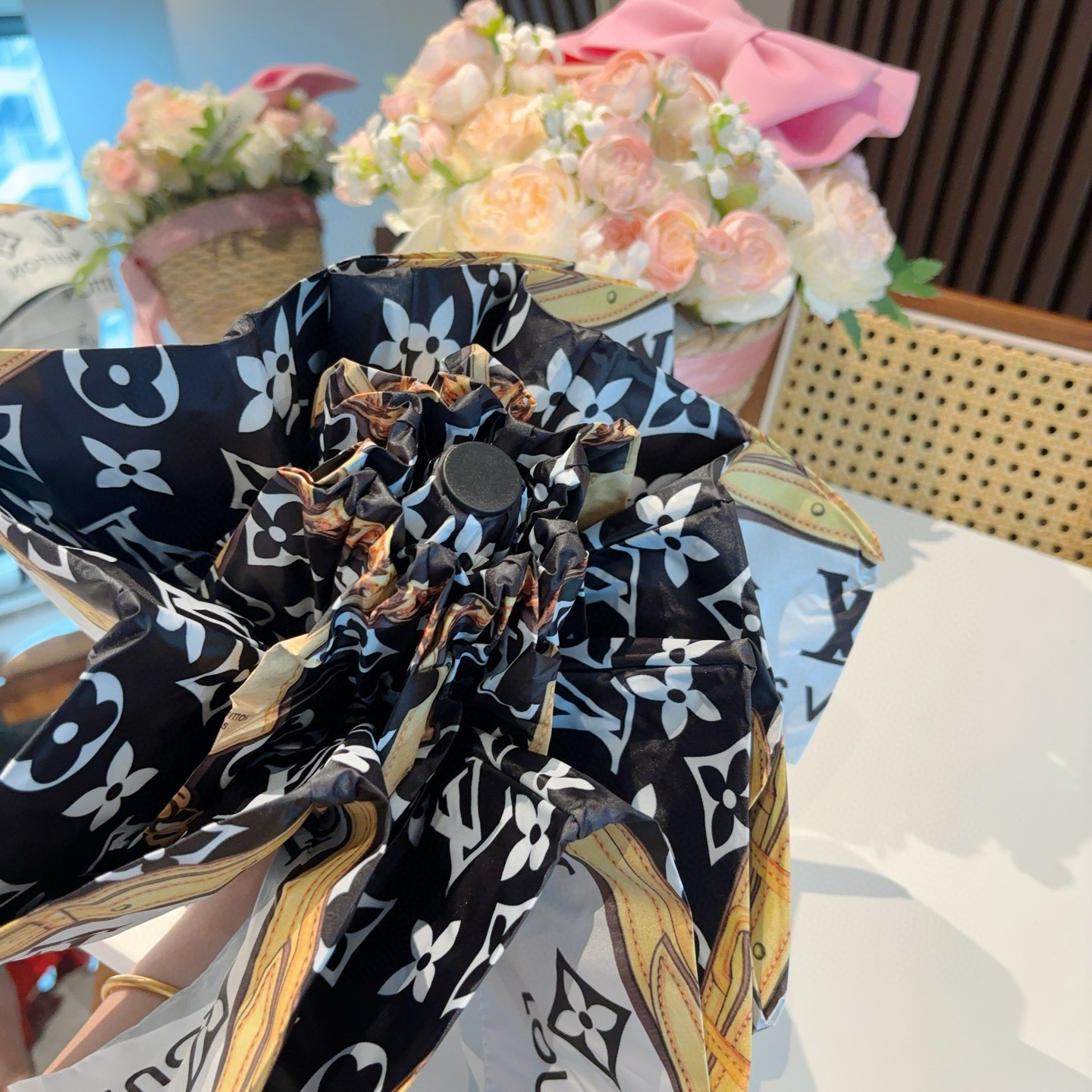  LOUIS VUITTON（路易威登）经典链条⛓️五折伞 热卖款 时尚指数爆表 不论晴天雨天使用都相得