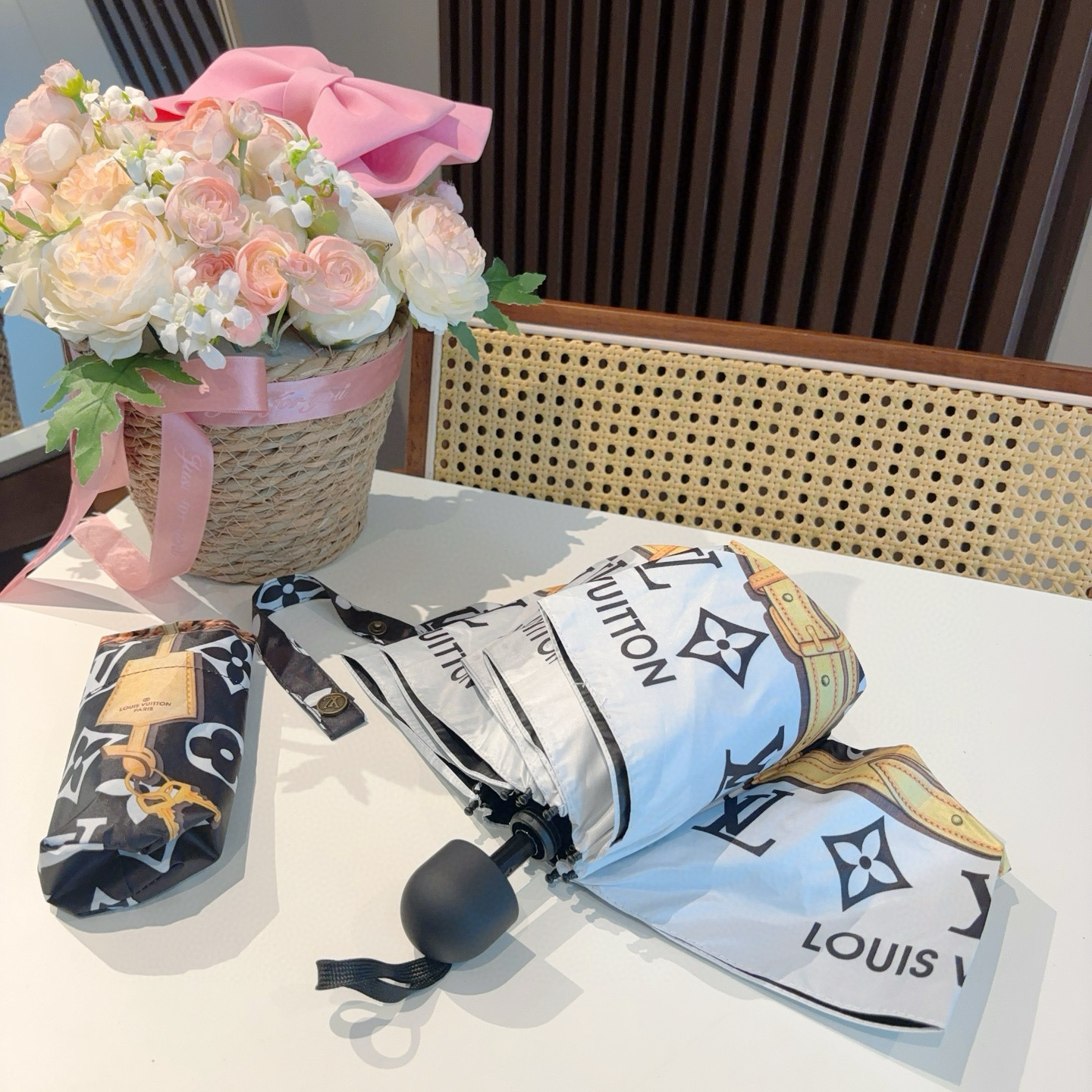  LOUIS VUITTON（路易威登）经典链条⛓️五折伞 热卖款 时尚指数爆表 不论晴天雨天使用都相得