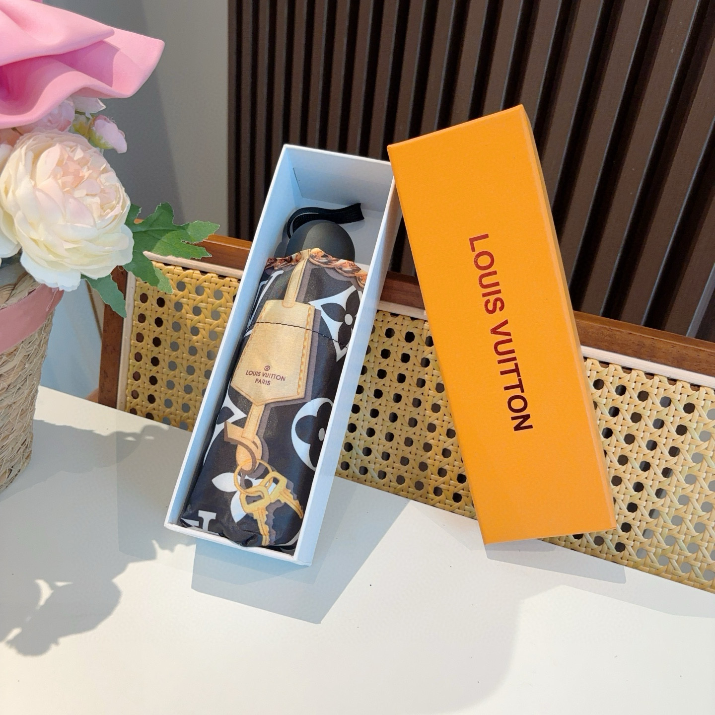  LOUIS VUITTON（路易威登）经典链条⛓️五折伞 热卖款 时尚指数爆表 不论晴天雨天使用都相得