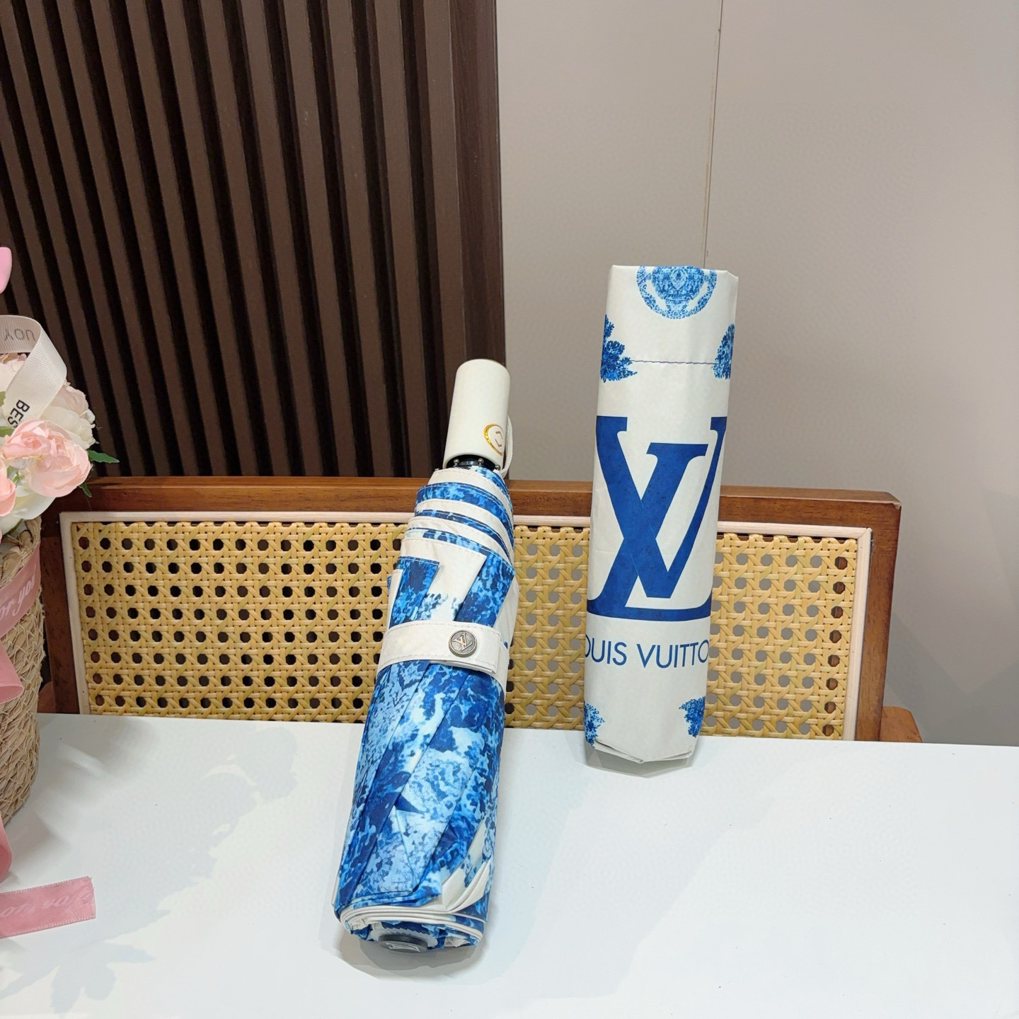  LOUIS VUITTON （路易威登）三折自动折叠晴雨伞 新涂层技术深色伞面 拥有令人惊喜的遮光效果
