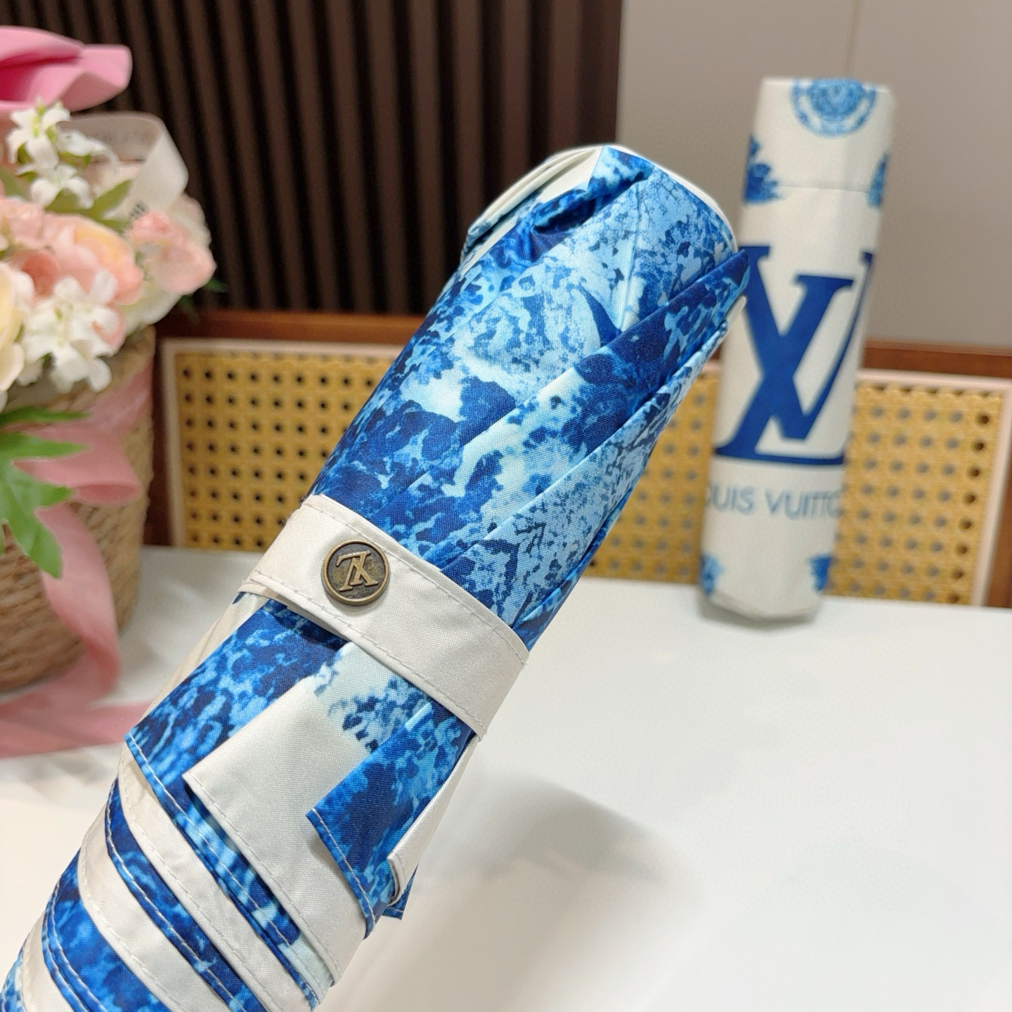  LOUIS VUITTON （路易威登）三折自动折叠晴雨伞 新涂层技术深色伞面 拥有令人惊喜的遮光效果