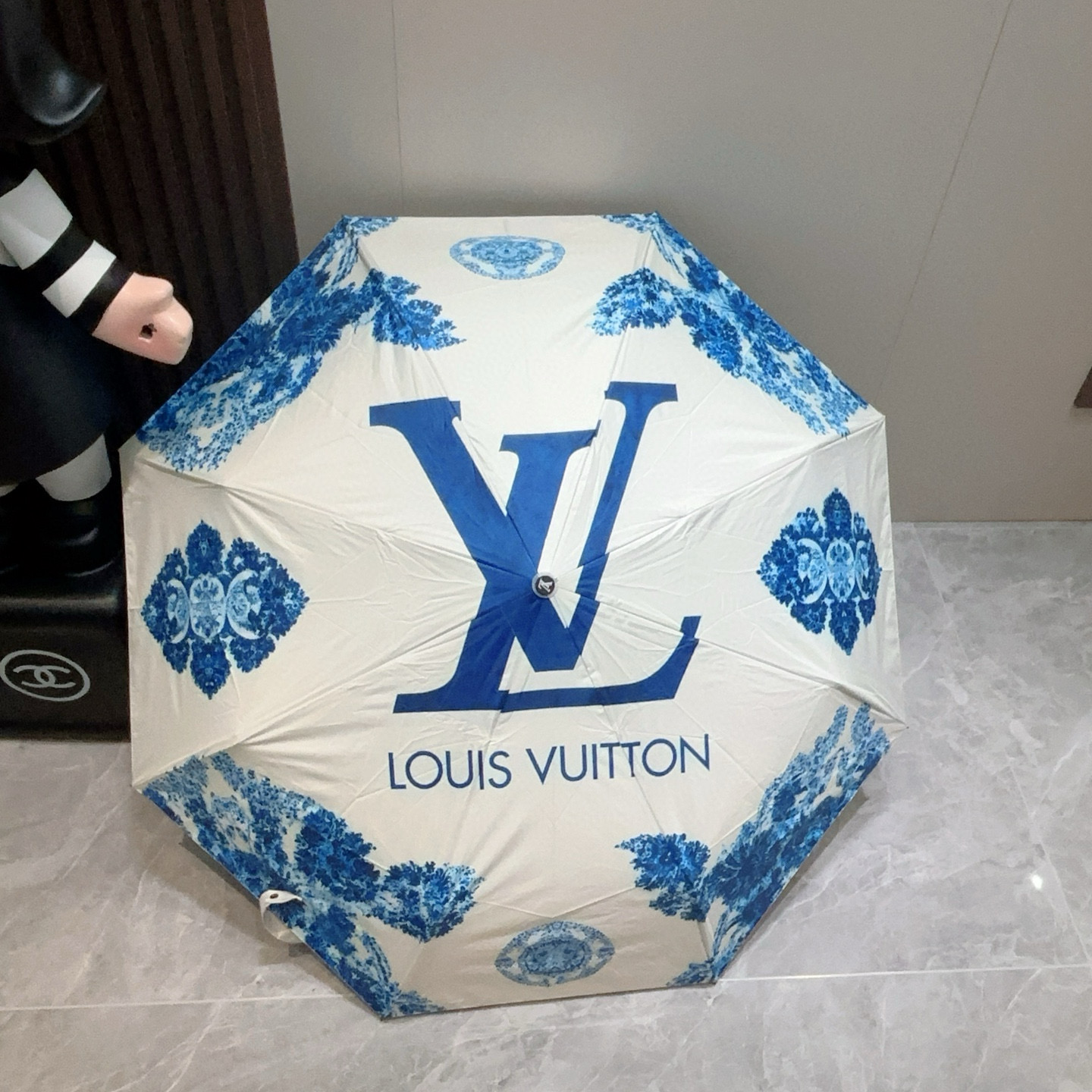  LOUIS VUITTON （路易威登）三折自动折叠晴雨伞 新涂层技术深色伞面 拥有令人惊喜的遮光效果