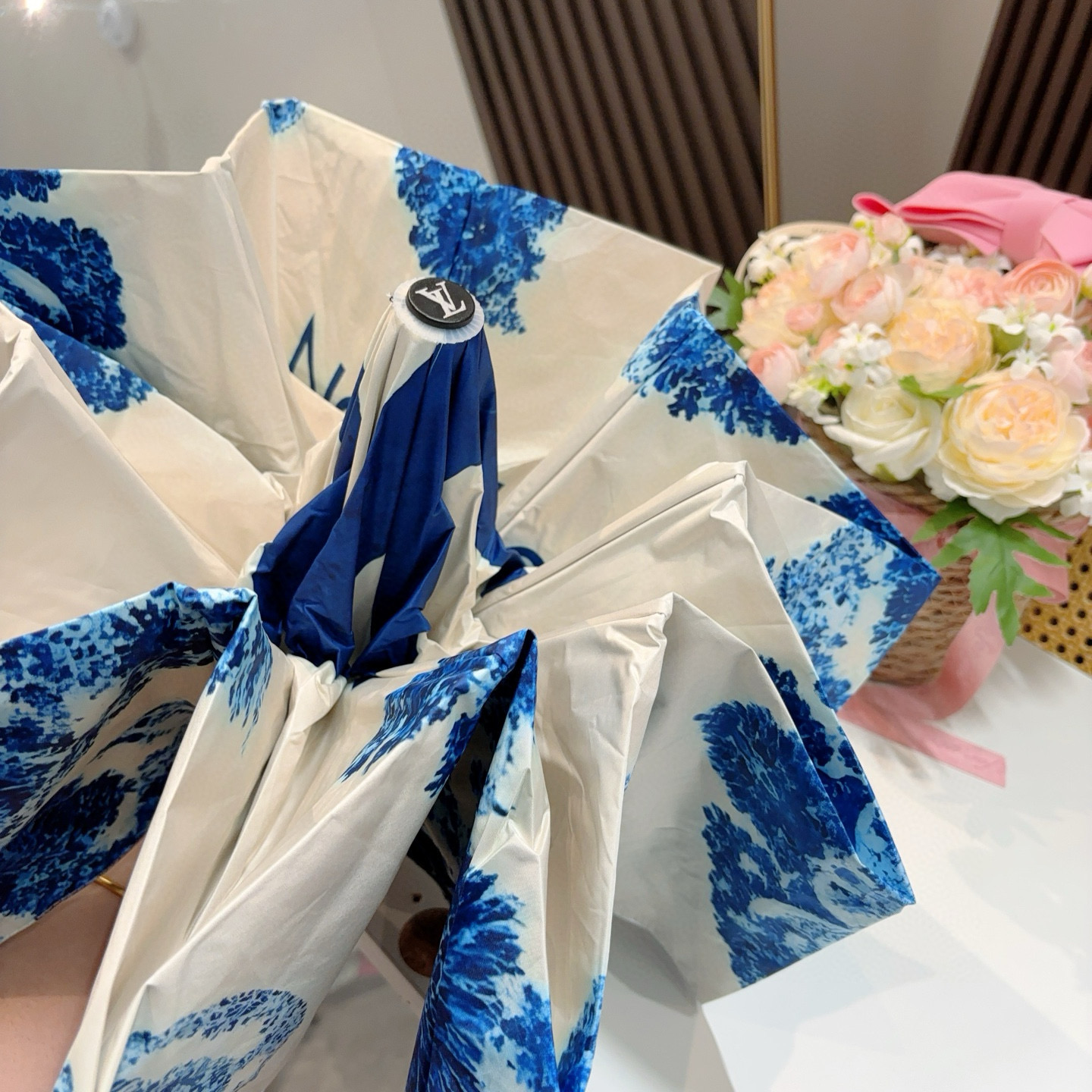 LOUIS VUITTON （路易威登）三折自动折叠晴雨伞 新涂层技术深色伞面 拥有令人惊喜的遮光效果