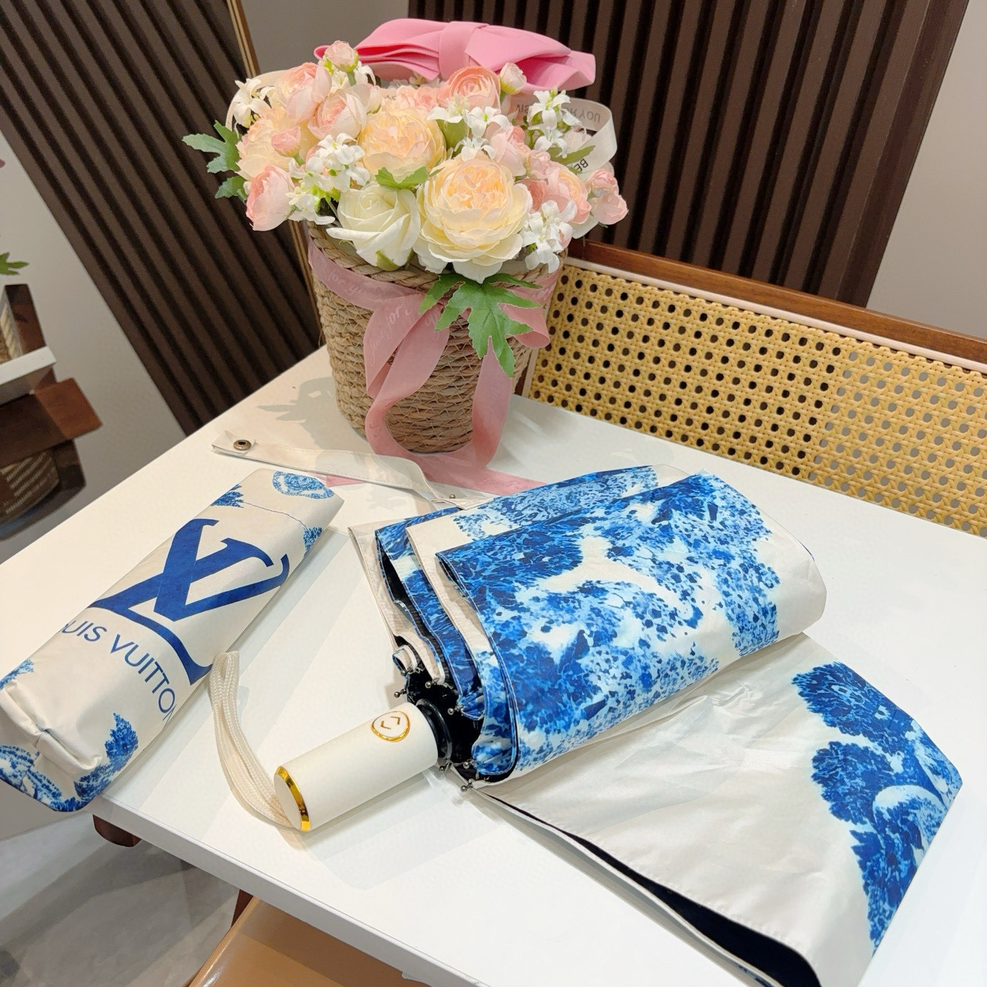  LOUIS VUITTON （路易威登）三折自动折叠晴雨伞 新涂层技术深色伞面 拥有令人惊喜的遮光效果