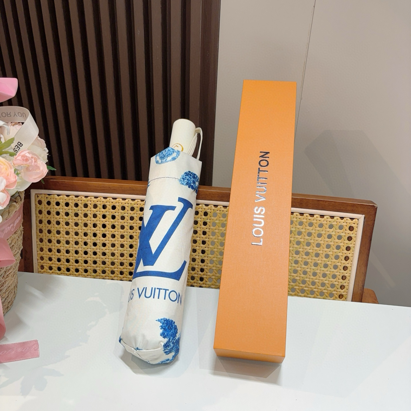  LOUIS VUITTON （路易威登）三折自动折叠晴雨伞 新涂层技术深色伞面 拥有令人惊喜的遮光效果