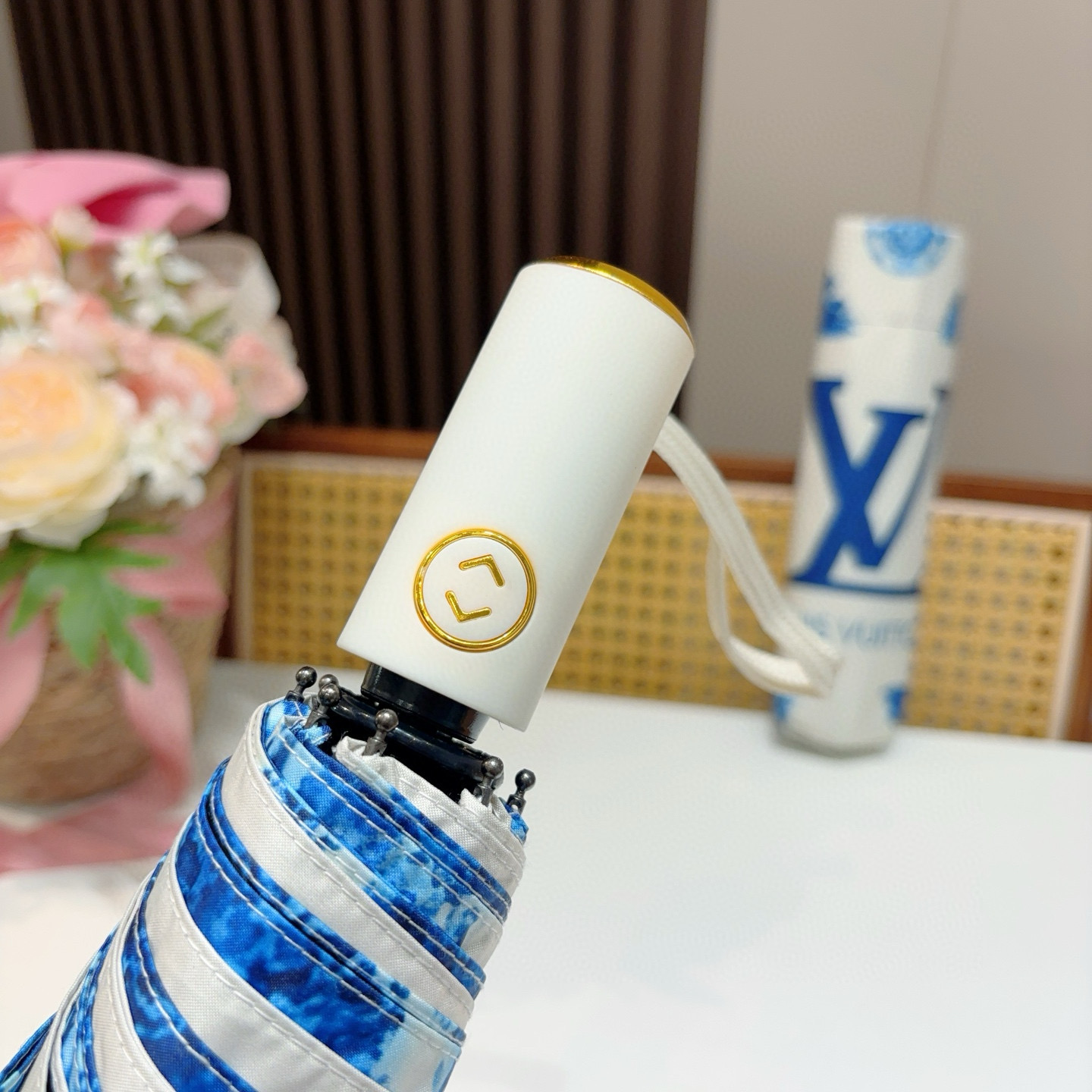  LOUIS VUITTON （路易威登）三折自动折叠晴雨伞 新涂层技术深色伞面 拥有令人惊喜的遮光效果