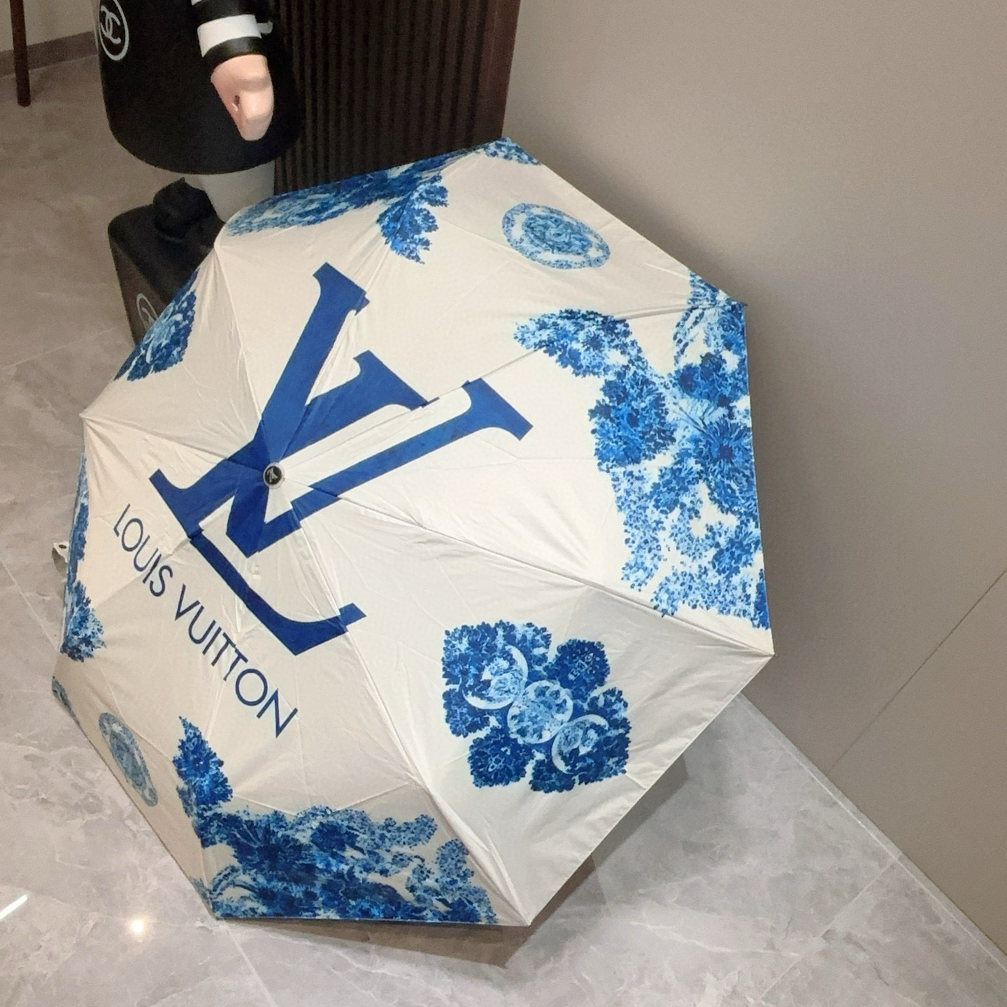  LOUIS VUITTON （路易威登）三折自动折叠晴雨伞 新涂层技术深色伞面 拥有令人惊喜的遮光效果