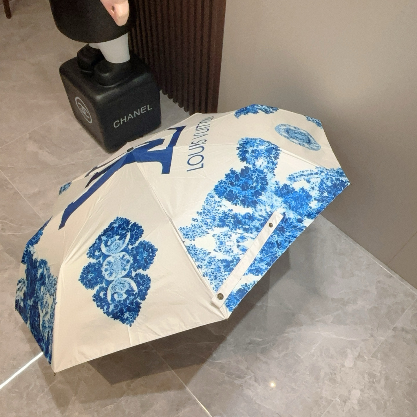  LOUIS VUITTON （路易威登）三折自动折叠晴雨伞 新涂层技术深色伞面 拥有令人惊喜的遮光效果