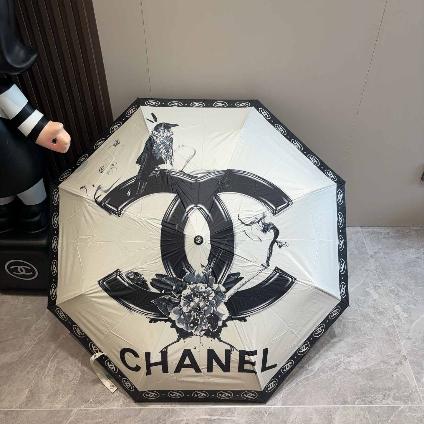  CHANEL（香奈儿）三折自动折叠晴雨伞 集合香奈儿灵魂LOGO为一体的设计风格高雅奢华 带在身上带来