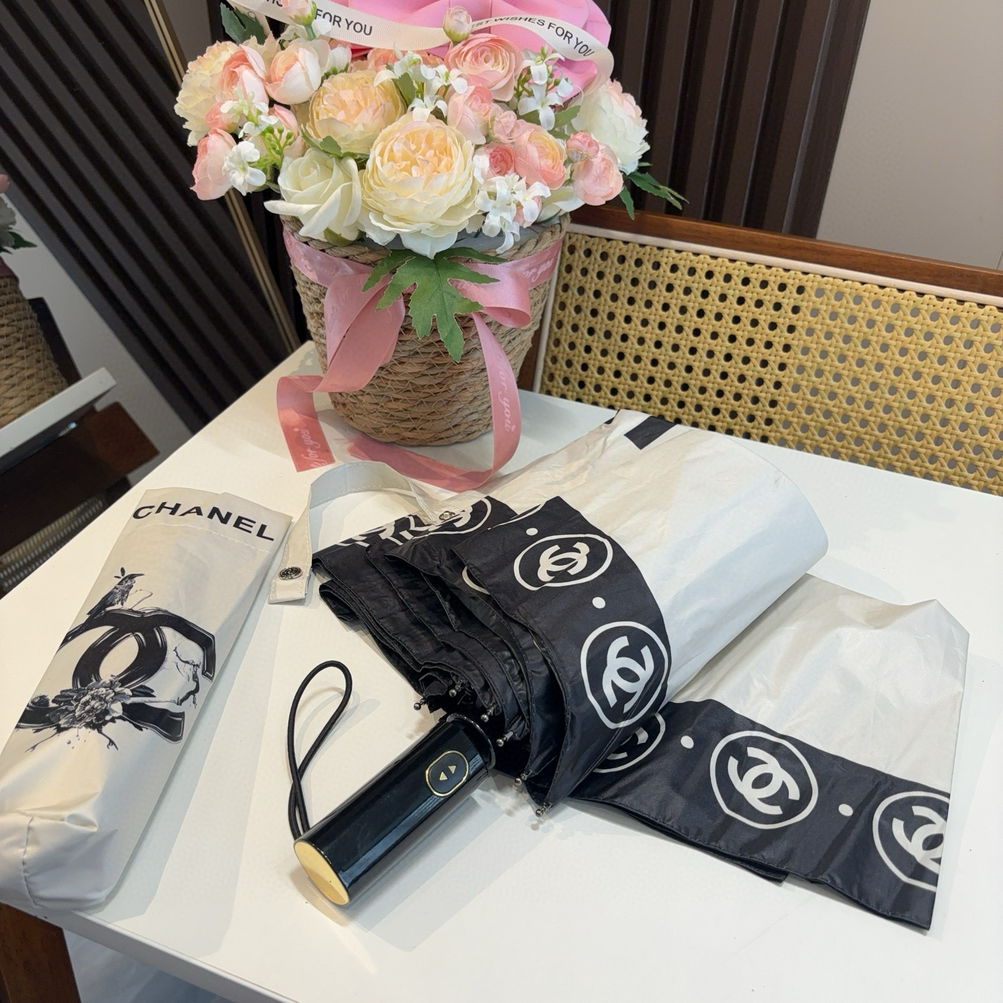  CHANEL（香奈儿）三折自动折叠晴雨伞 集合香奈儿灵魂LOGO为一体的设计风格高雅奢华 带在身上带来