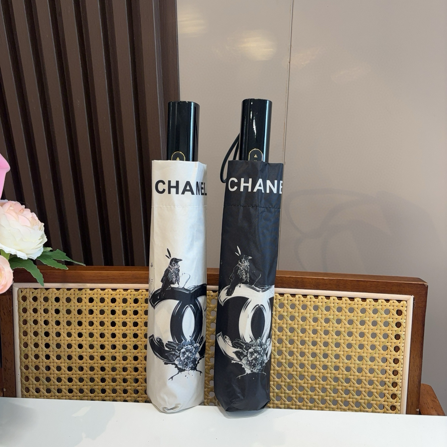  CHANEL（香奈儿）三折自动折叠晴雨伞 集合香奈儿灵魂LOGO为一体的设计风格高雅奢华 带在身上带来