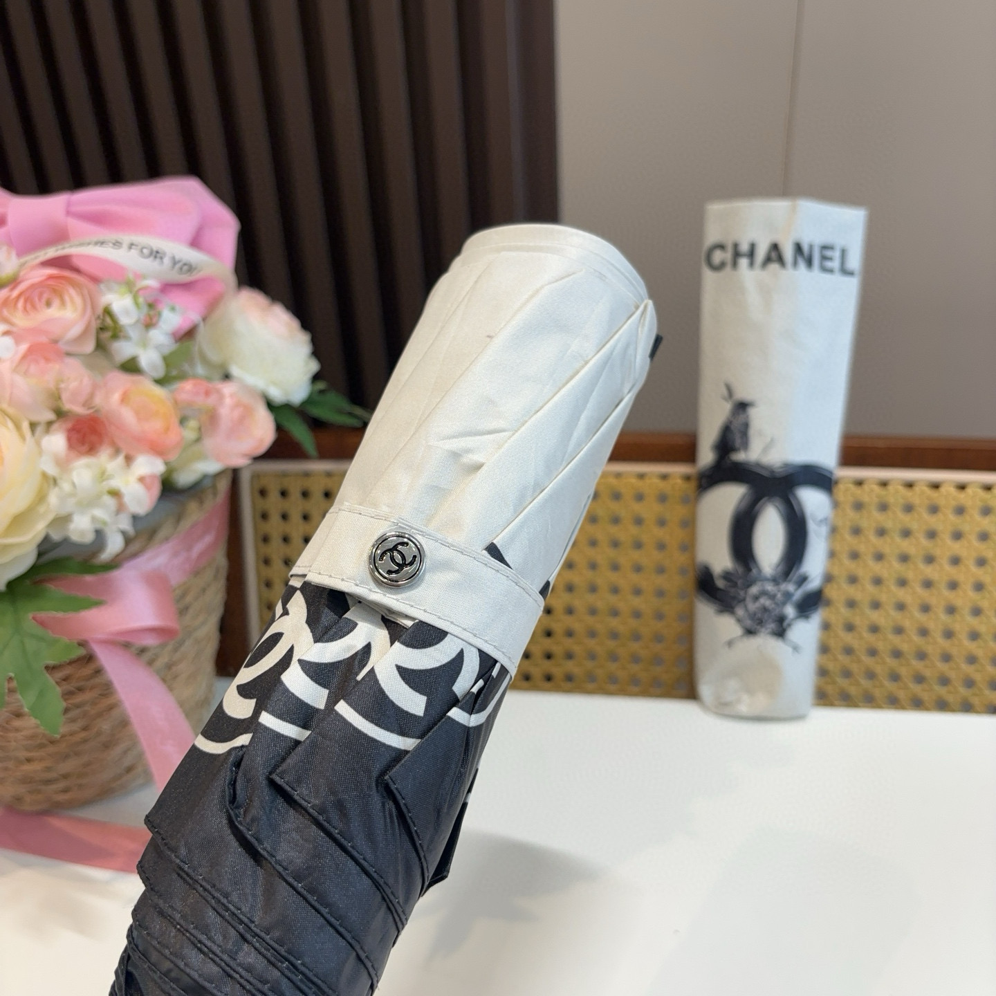  CHANEL（香奈儿）三折自动折叠晴雨伞 集合香奈儿灵魂LOGO为一体的设计风格高雅奢华 带在身上带来