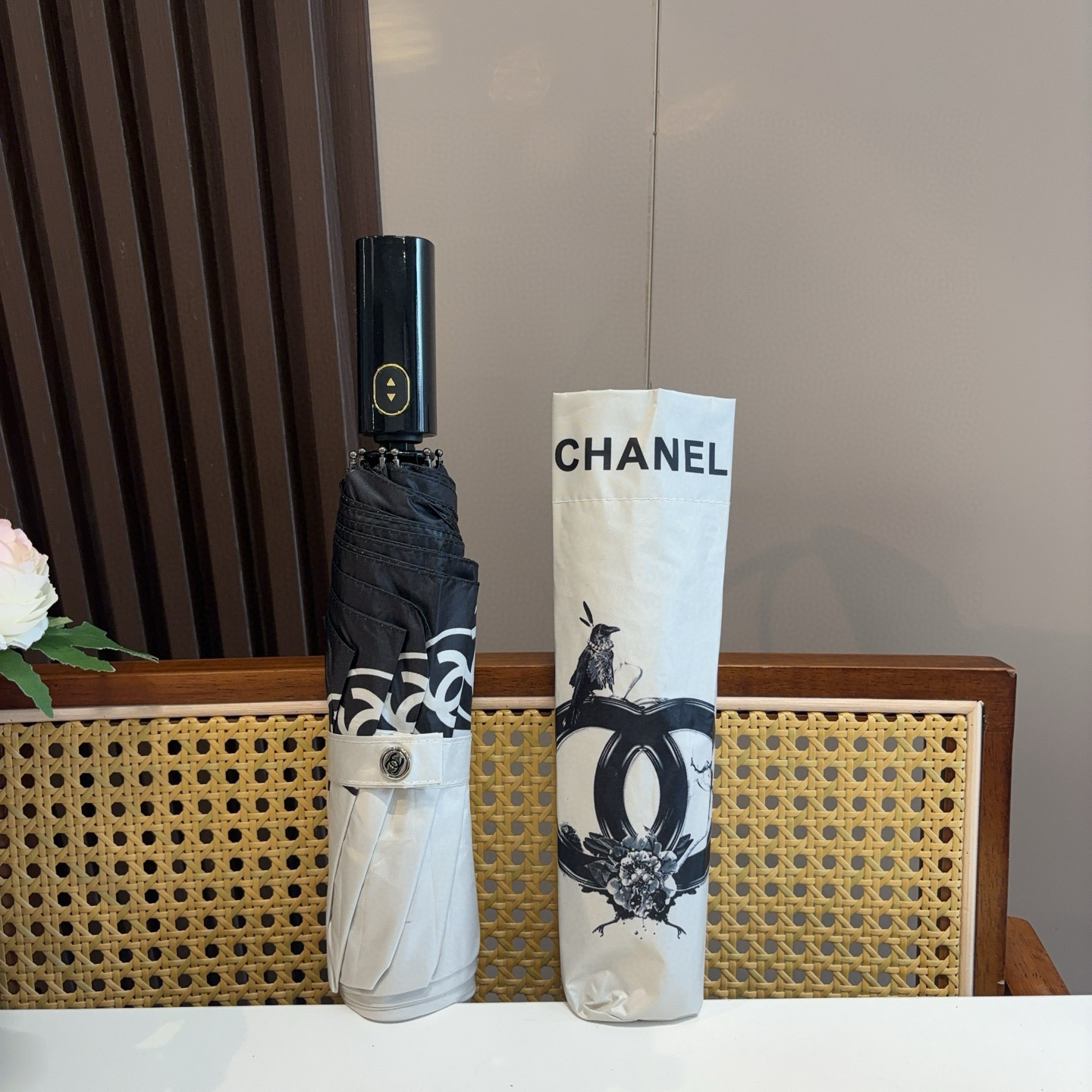  CHANEL（香奈儿）三折自动折叠晴雨伞 集合香奈儿灵魂LOGO为一体的设计风格高雅奢华 带在身上带来