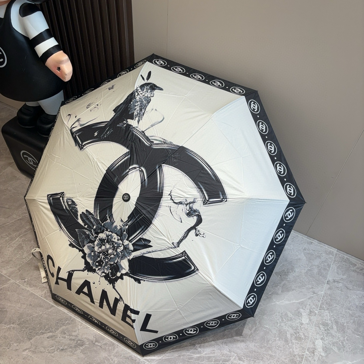  CHANEL（香奈儿）三折自动折叠晴雨伞 集合香奈儿灵魂LOGO为一体的设计风格高雅奢华 带在身上带来