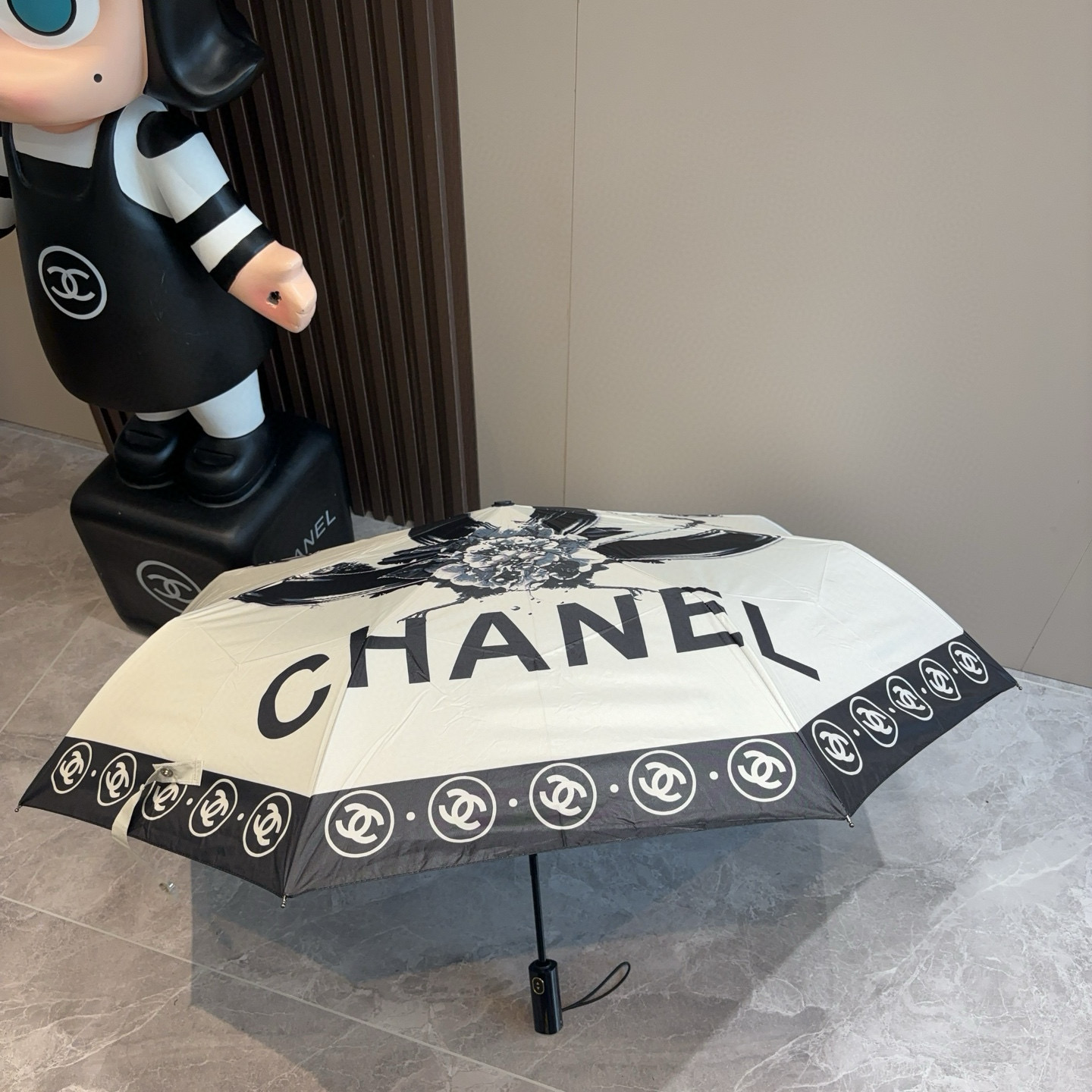 CHANEL（香奈儿）三折自动折叠晴雨伞 集合香奈儿灵魂LOGO为一体的设计风格高雅奢华 带在身上带来