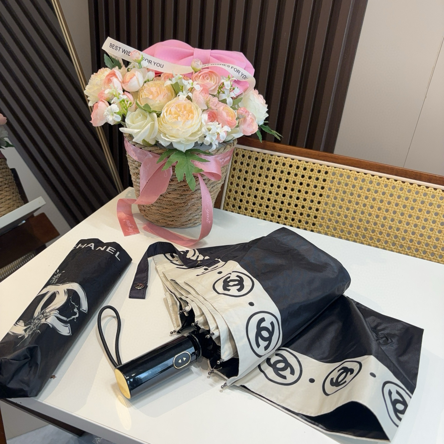  CHANEL（香奈儿）三折自动折叠晴雨伞 集合香奈儿灵魂LOGO为一体的设计风格高雅奢华 带在身上带来