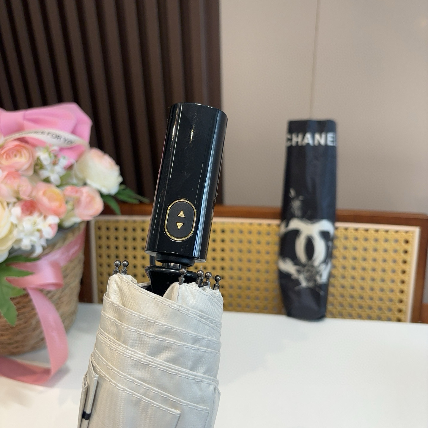 CHANEL（香奈儿）三折自动折叠晴雨伞 集合香奈儿灵魂LOGO为一体的设计风格高雅奢华 带在身上带来