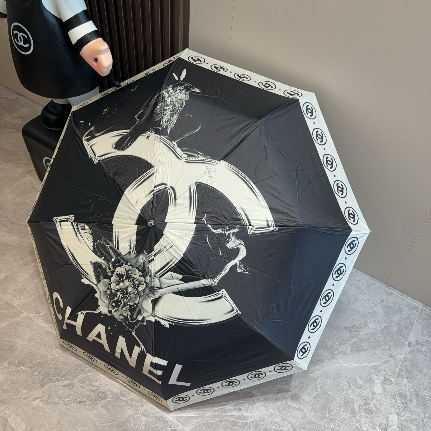  CHANEL（香奈儿）三折自动折叠晴雨伞 集合香奈儿灵魂LOGO为一体的设计风格高雅奢华 带在身上带来