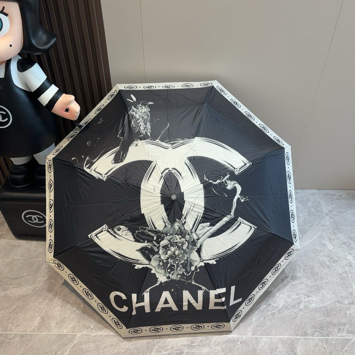  CHANEL（香奈儿）三折自动折叠晴雨伞 集合香奈儿灵魂LOGO为一体的设计风格高雅奢华 带在身上带来