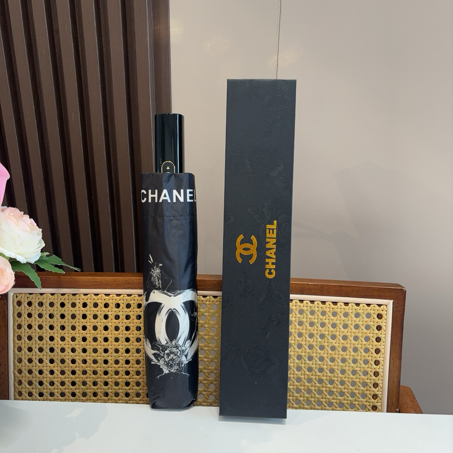  CHANEL（香奈儿）三折自动折叠晴雨伞 集合香奈儿灵魂LOGO为一体的设计风格高雅奢华 带在身上带来