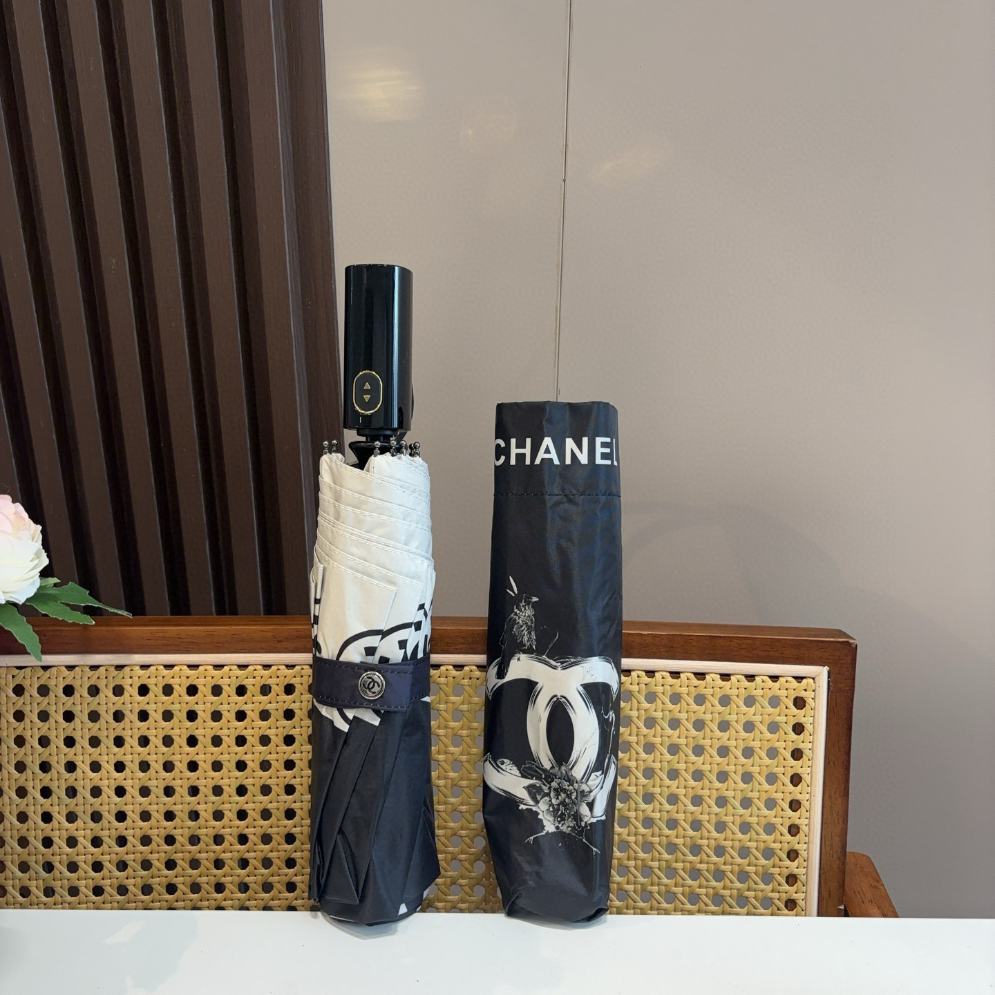  CHANEL（香奈儿）三折自动折叠晴雨伞 集合香奈儿灵魂LOGO为一体的设计风格高雅奢华 带在身上带来