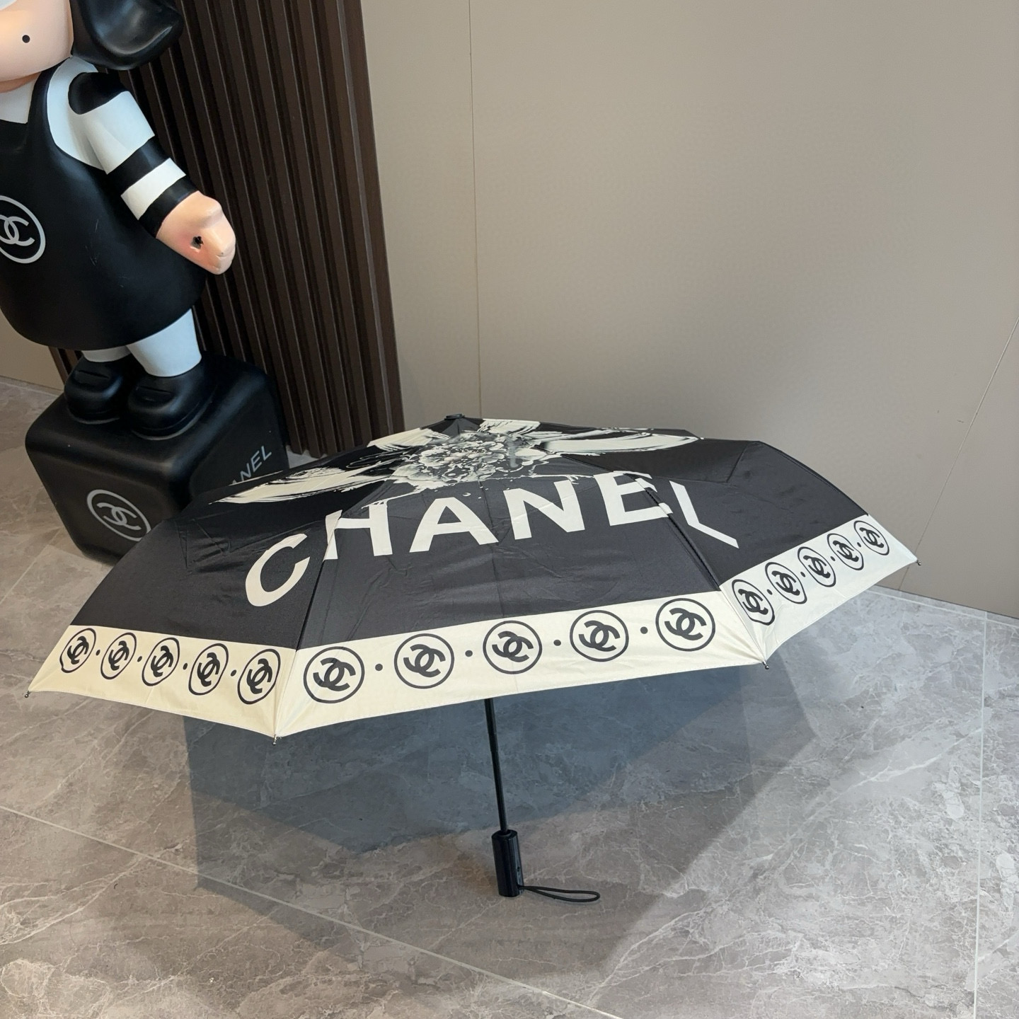  CHANEL（香奈儿）三折自动折叠晴雨伞 集合香奈儿灵魂LOGO为一体的设计风格高雅奢华 带在身上带来