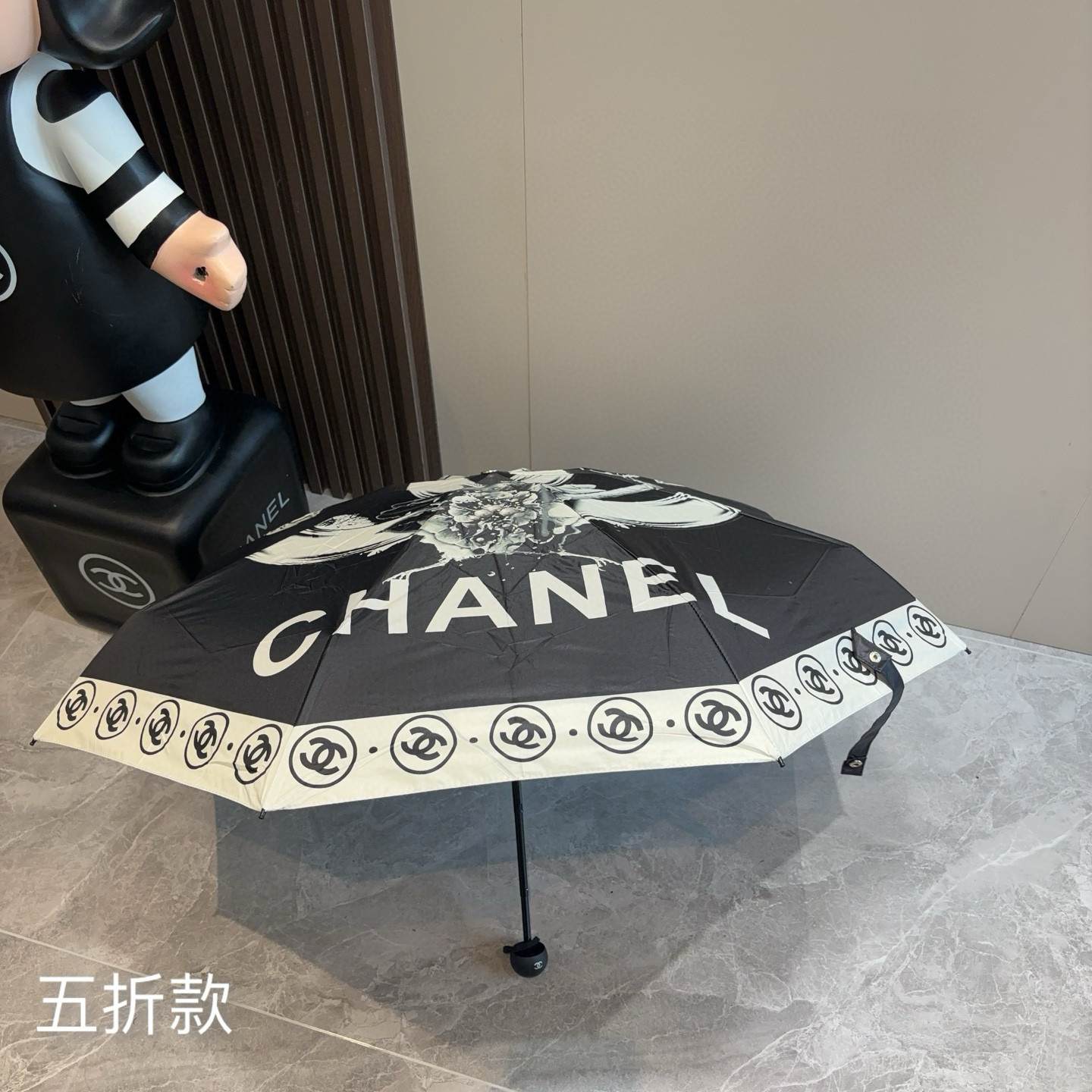  CHANEL（香奈儿）五折手开折叠晴雨伞 集合香奈儿灵魂LOGO为一体的设计风格高雅奢华 带在身上带来