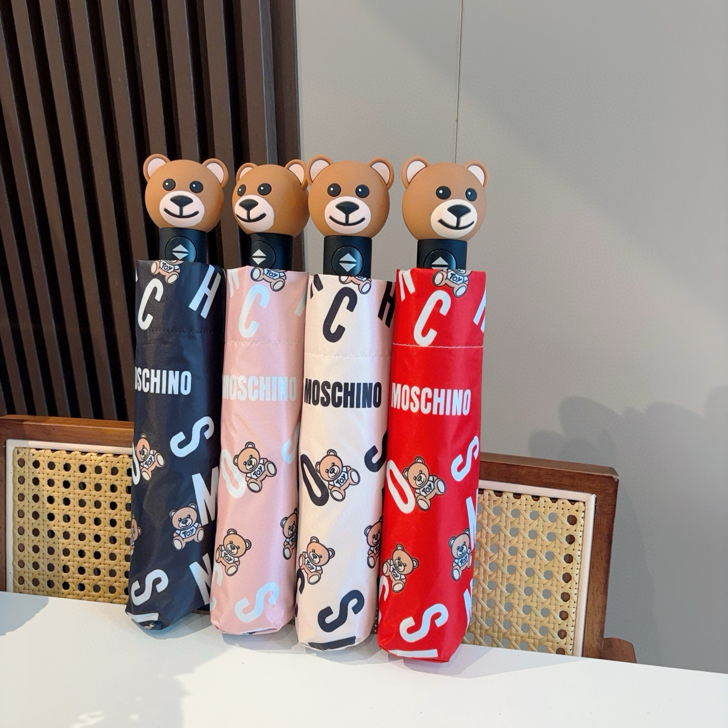  Moschino（莫斯奇诺）熊头柄 三折自动伞设计师Franco Moschino以自己的名字命名的一