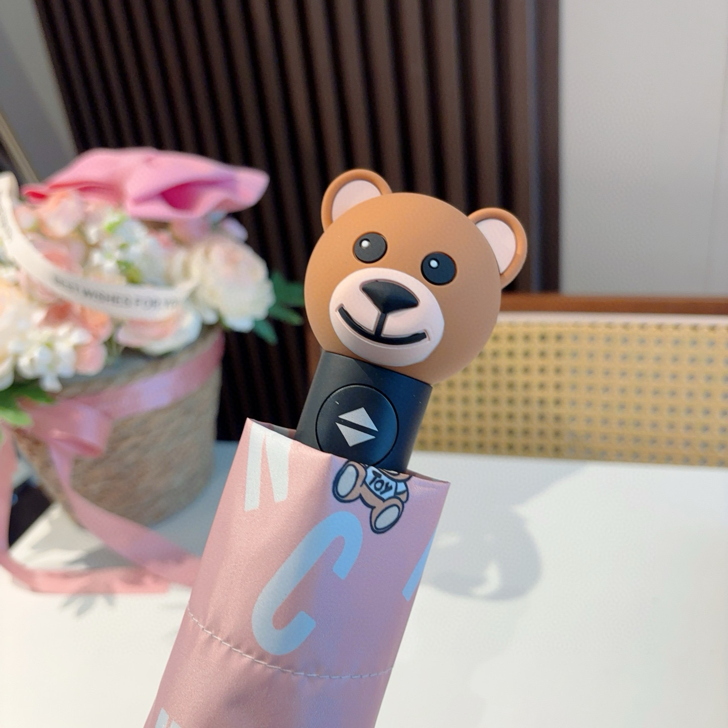  Moschino（莫斯奇诺）熊头柄 三折自动伞设计师Franco Moschino以自己的名字命名的一