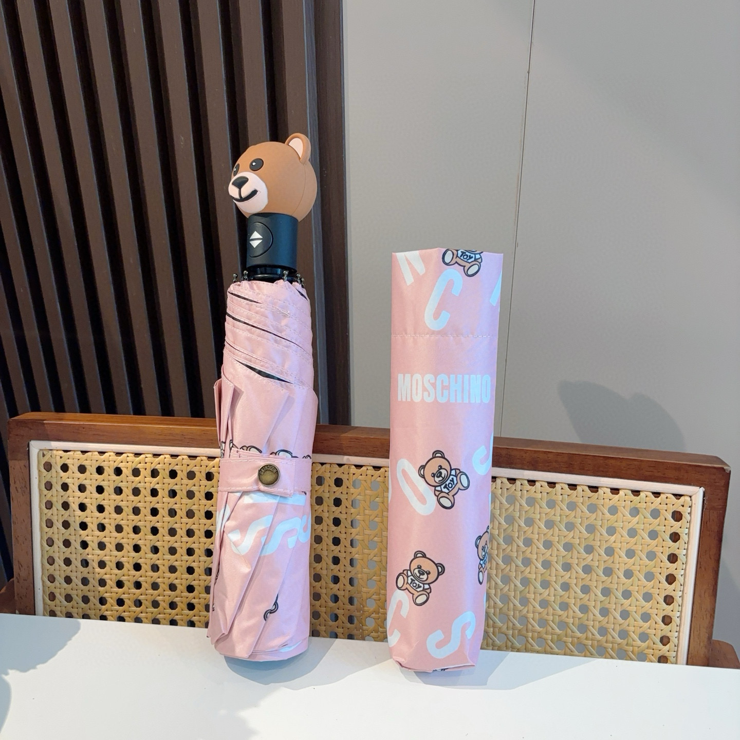  Moschino（莫斯奇诺）熊头柄 三折自动伞设计师Franco Moschino以自己的名字命名的一